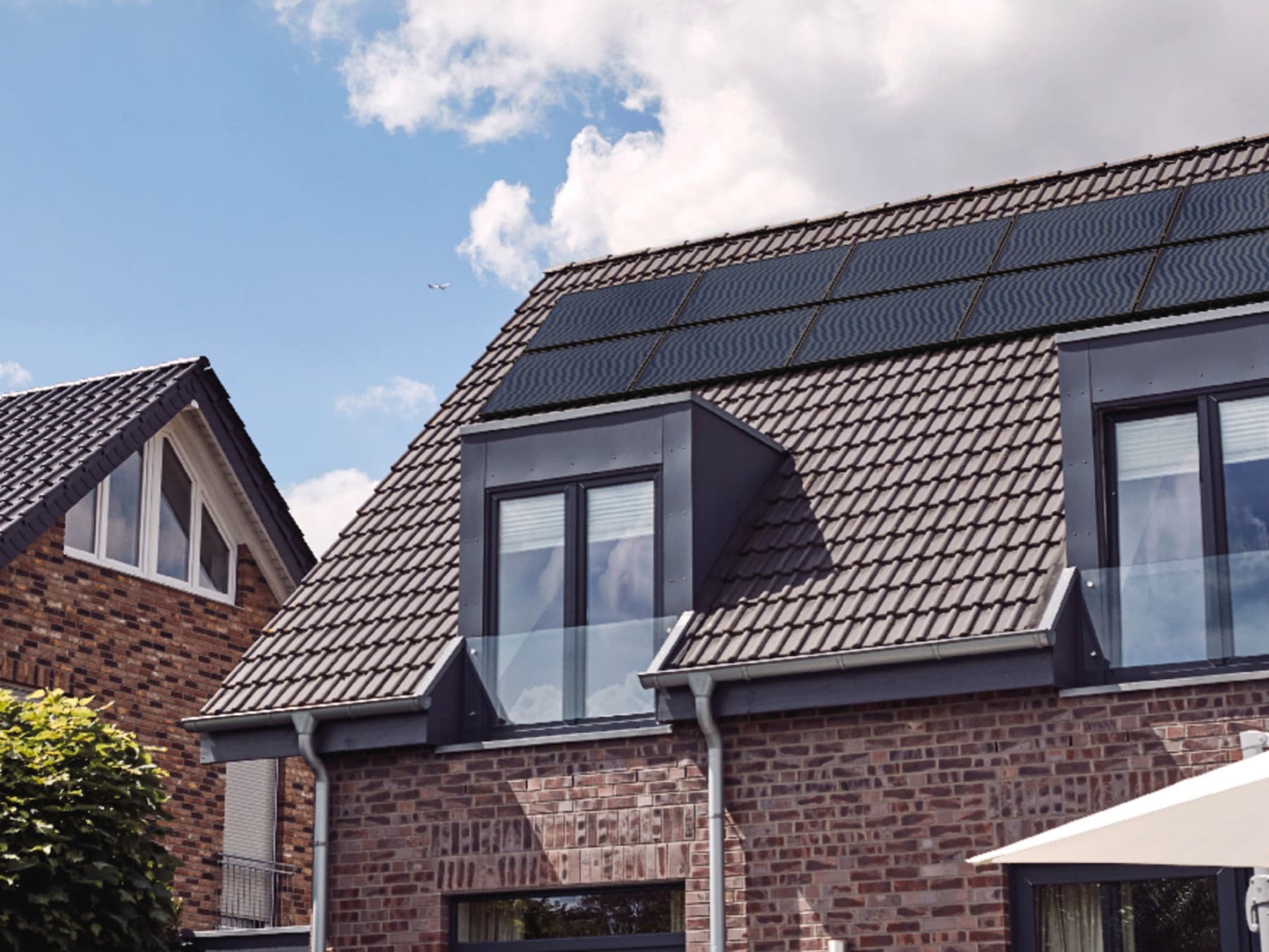 Maison avec modules photovoltaïques sur le toit | Vaillant