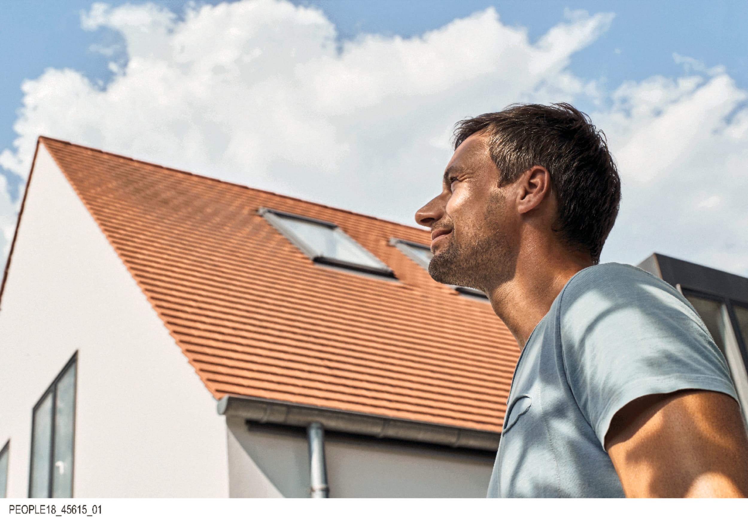 Un homme regardant vers le ciel | Vaillant