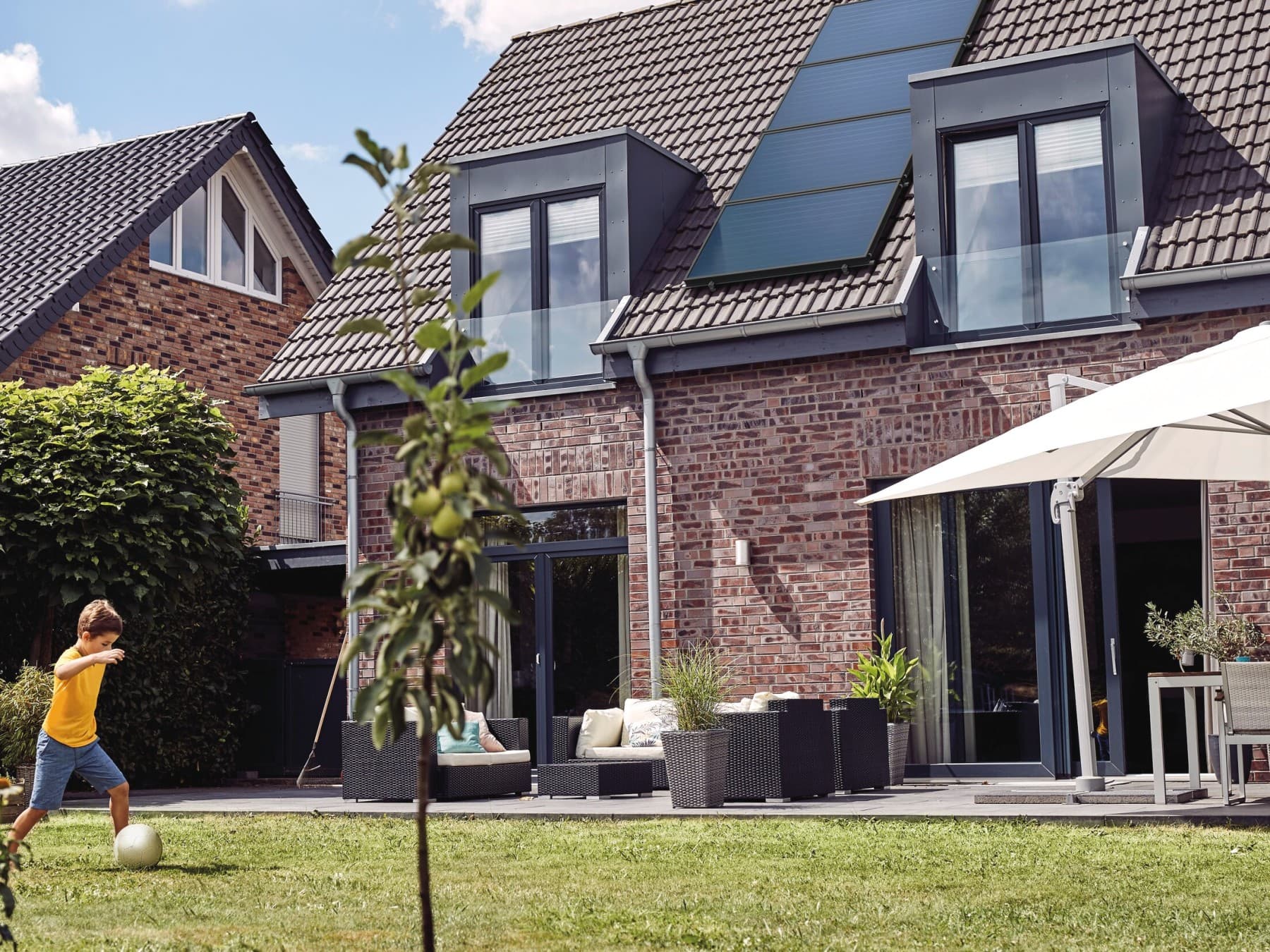 Une maison équipée de panneaux solaires | Vaillant