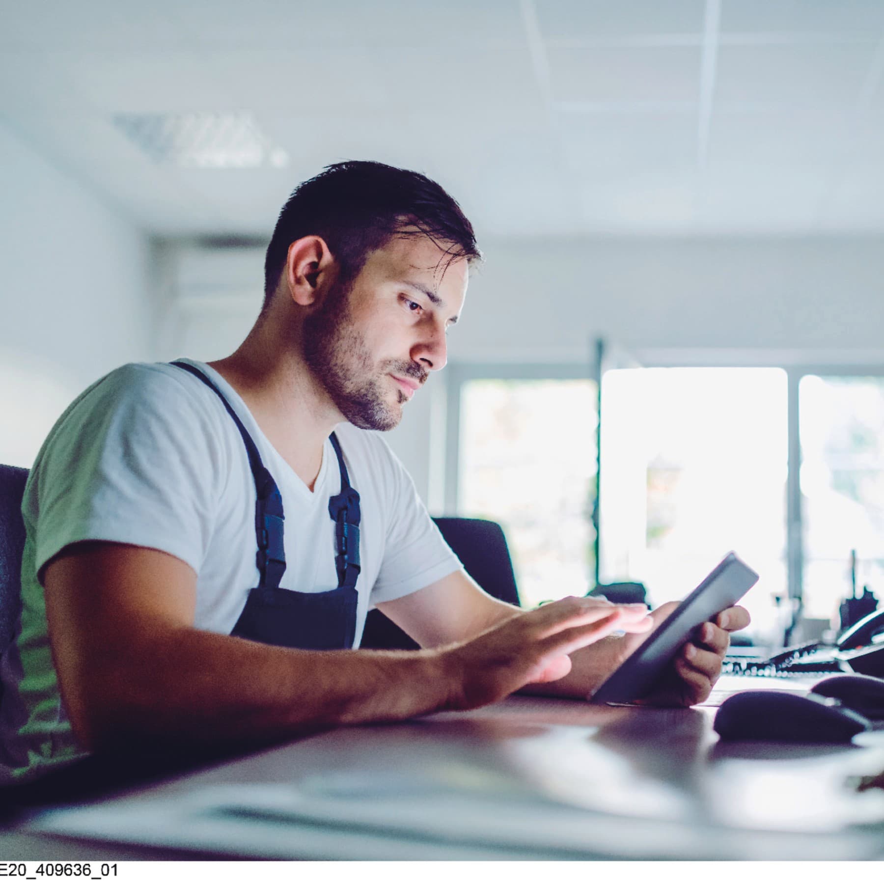 Un accompagnateur Rénov' étudie un projet de rénovation | Vaillant