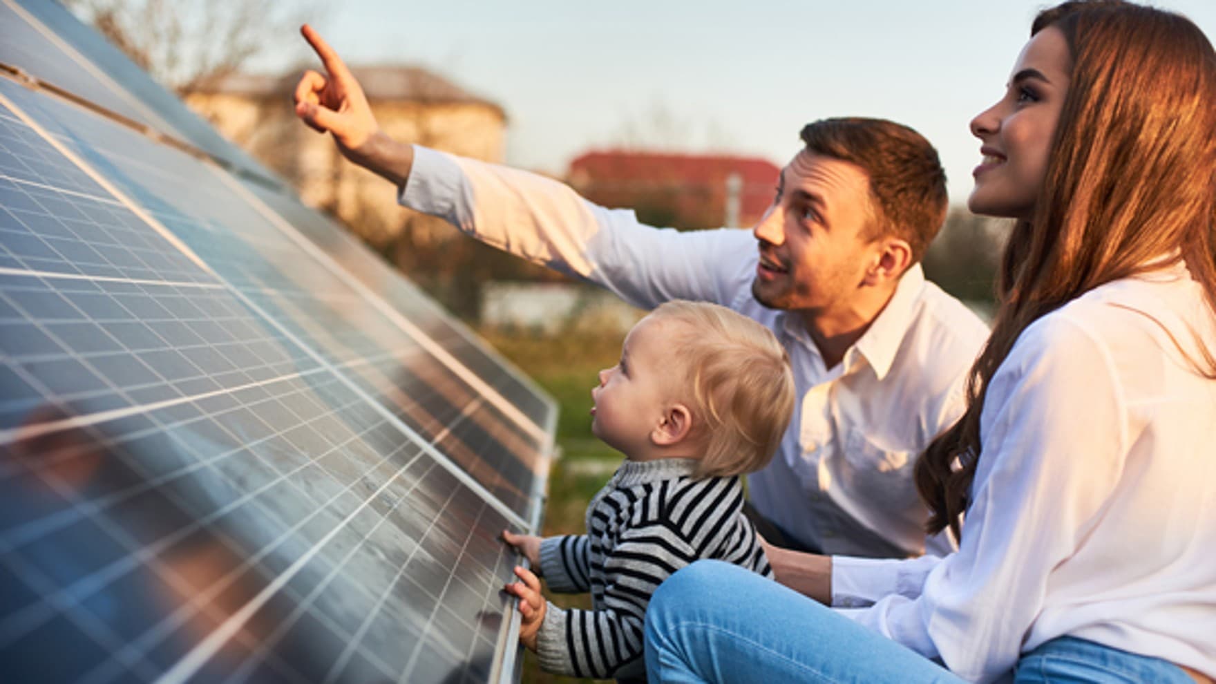 Une famille regarde des panneaux solaires | Vaillant