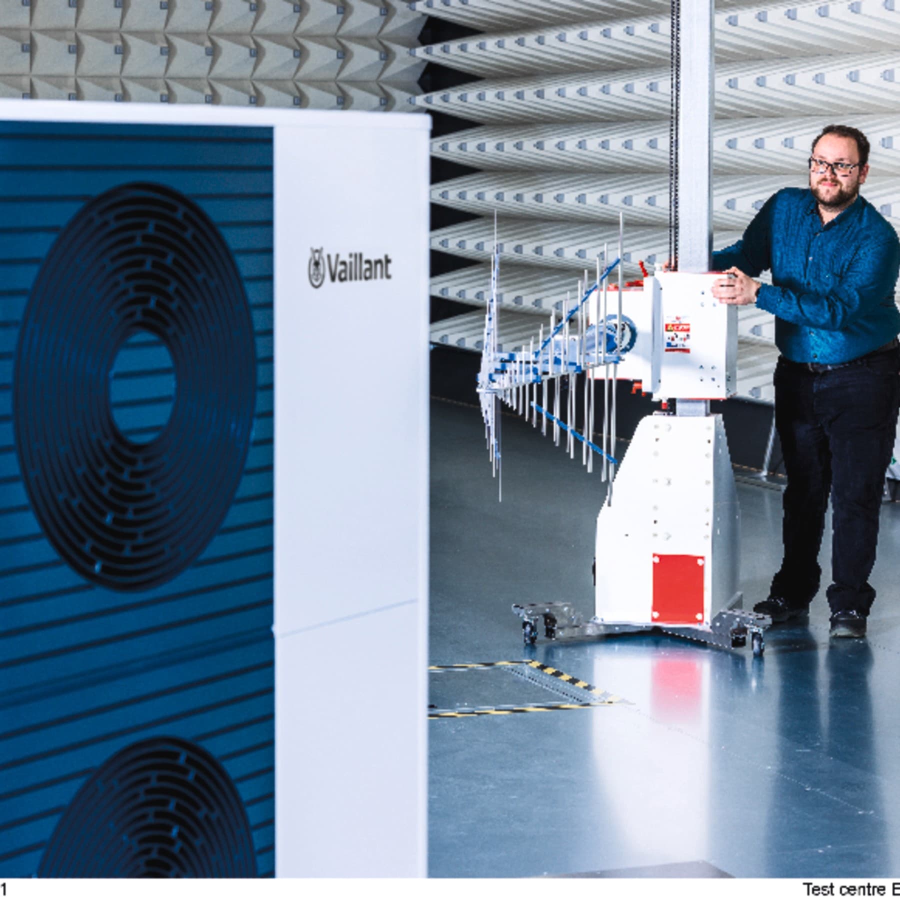 Une unité extérieure de pompe à chaleur dans l'unité d'essai | Vaillant