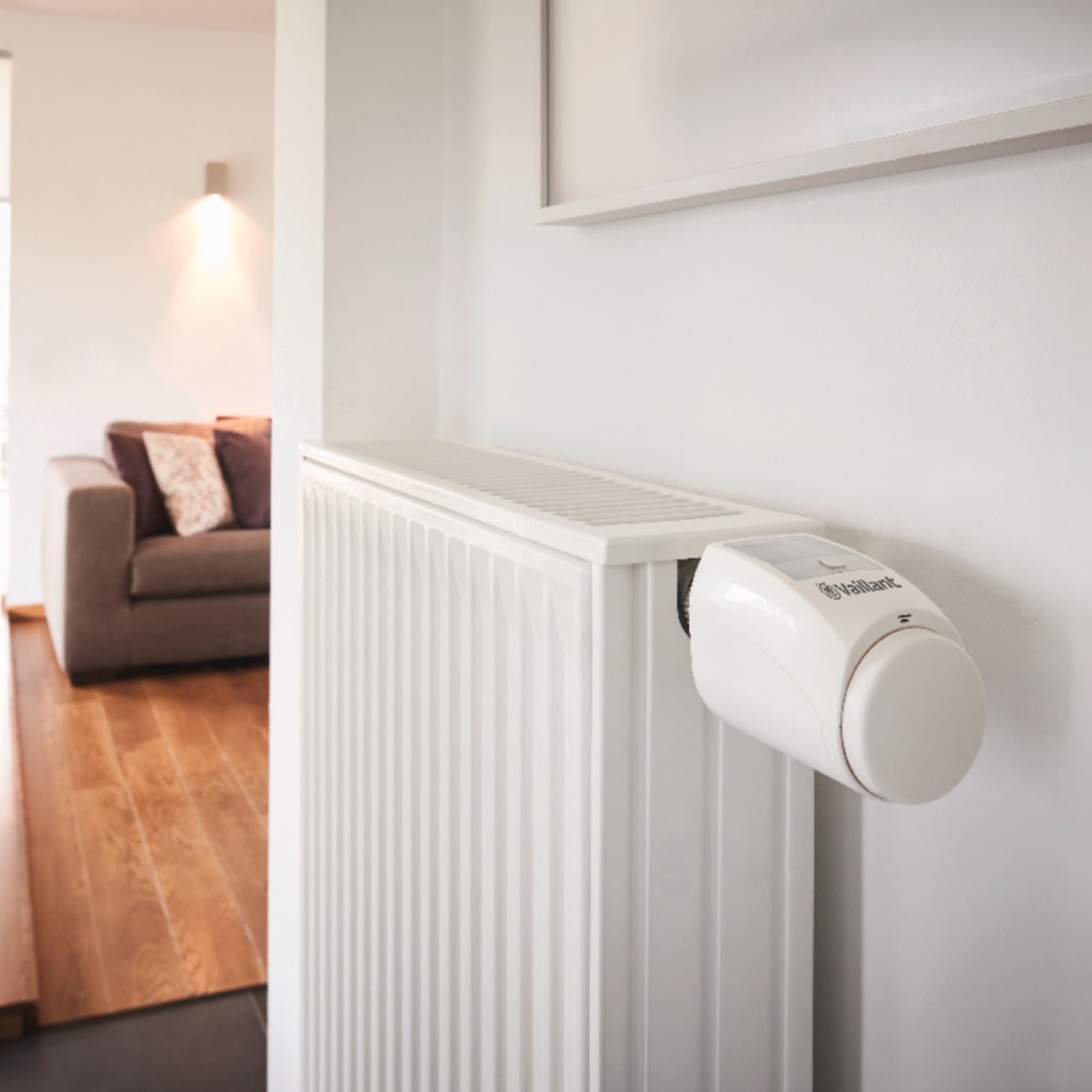 Radiateur dans un appartement en gros plan | Vaillant