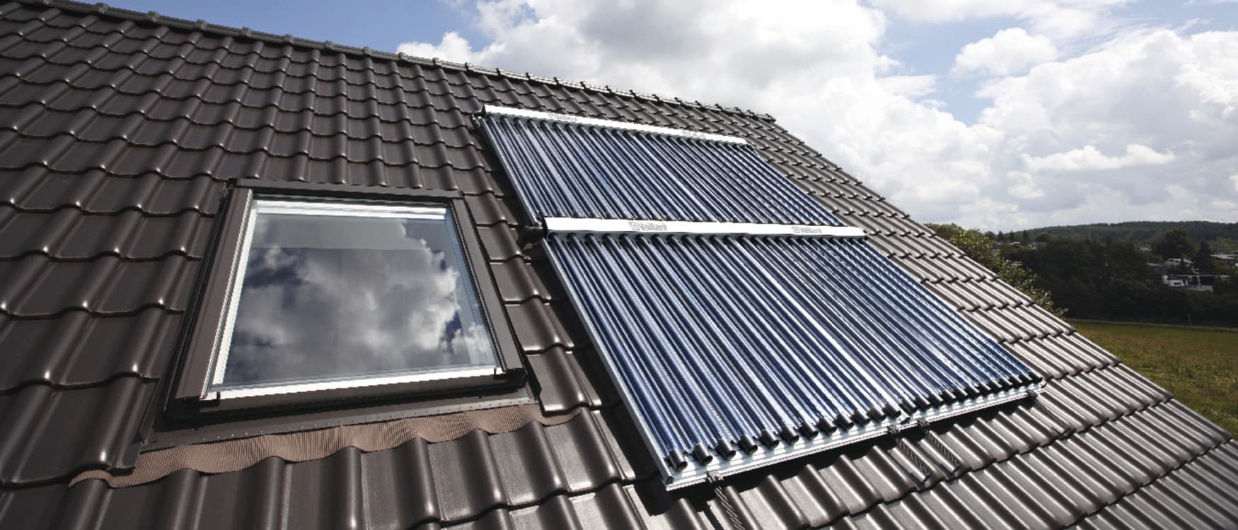 Des capteurs solaires thermiques sur un toit en brique | Vaillant