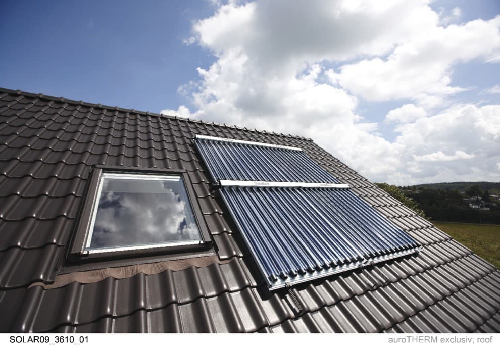Des capteurs solaires thermiques sur un toit en brique | Vaillant
