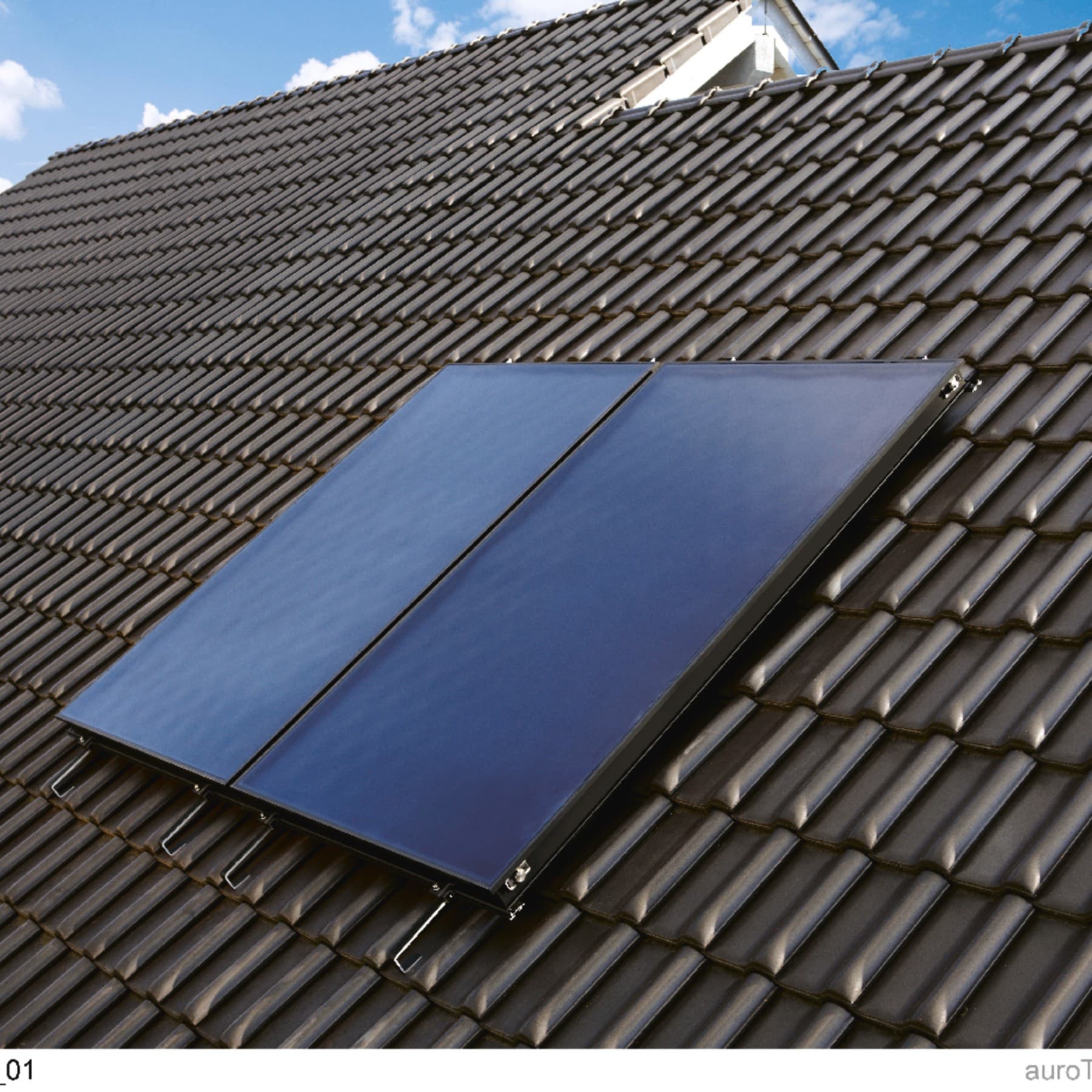 Un capteur solaire thermique installé sur un toit | Vaillant