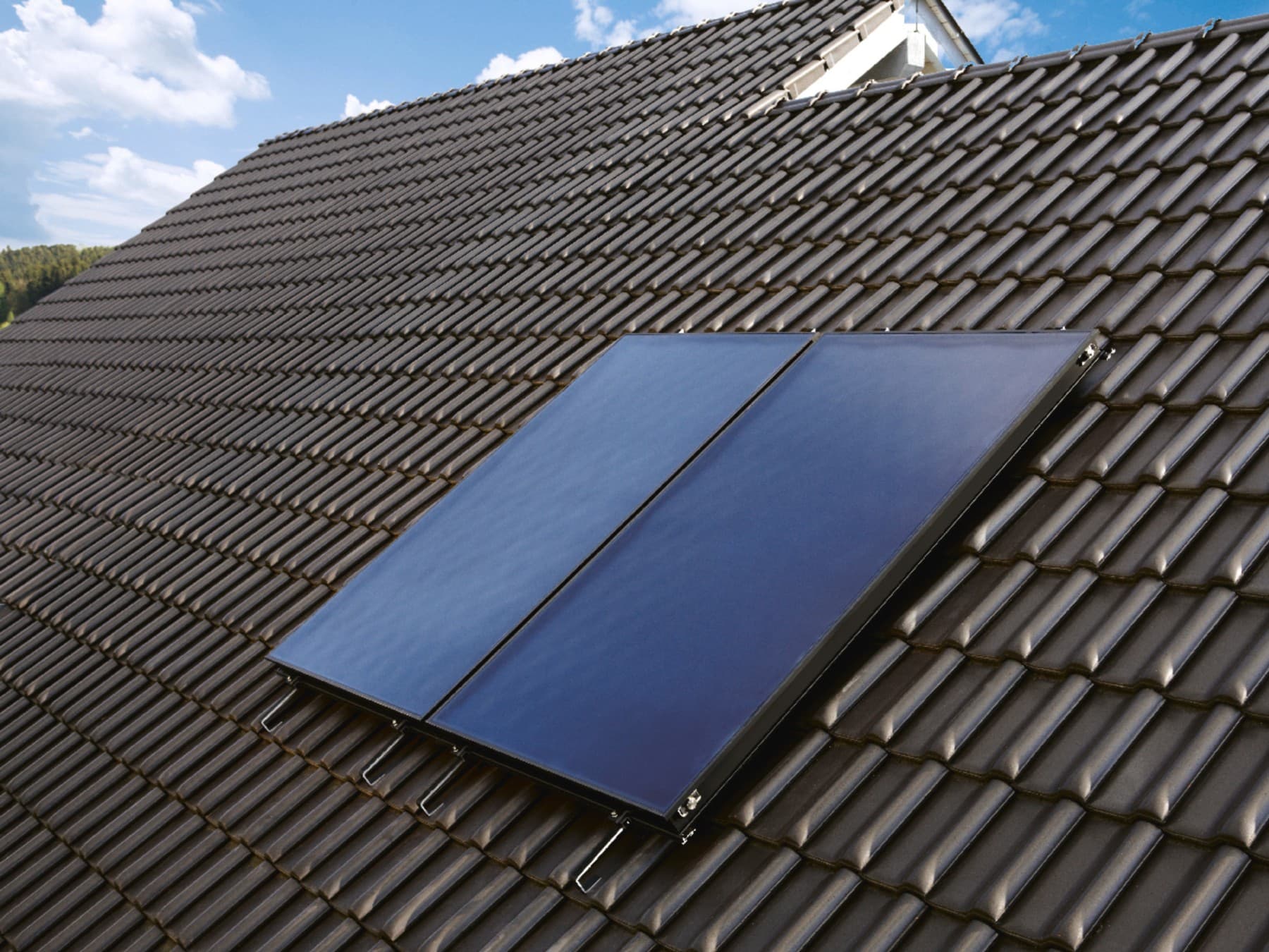 Un capteur solaire thermique sur un toit | Vaillant
