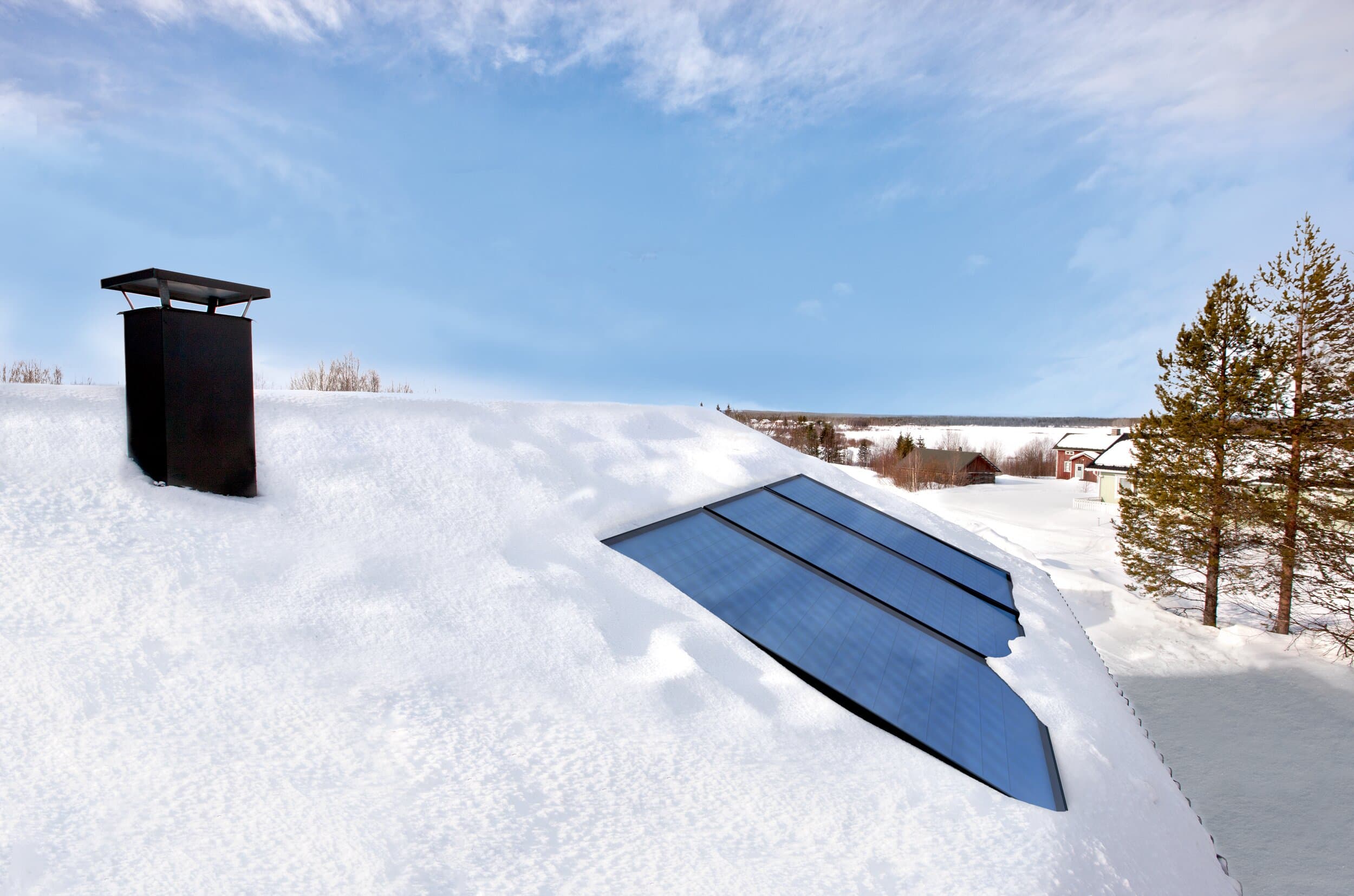 Panneaux solaires sur une toiture enneigée | Vaillant