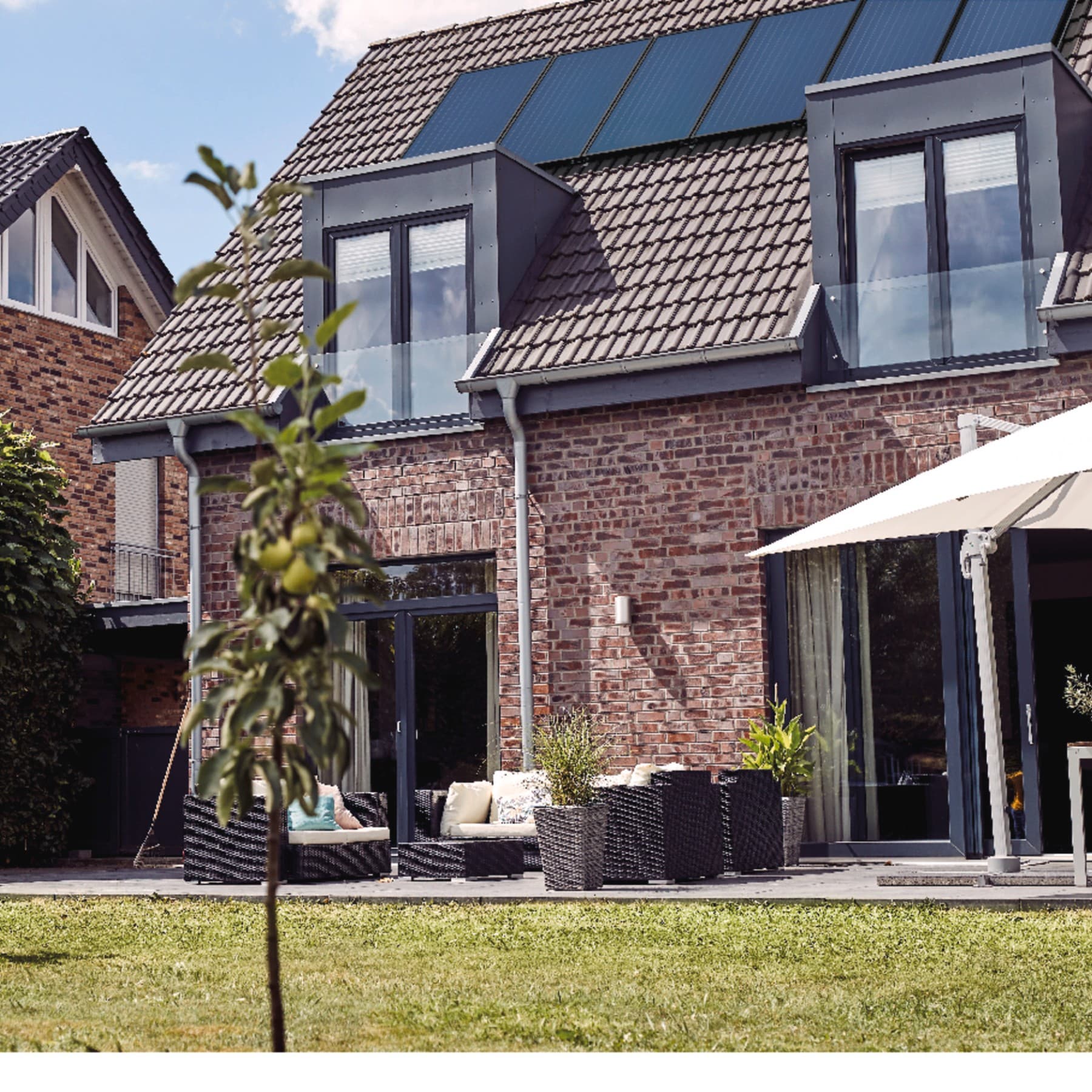 Maison avec panneaux photovoltaïques sur le toit | Vaillant
