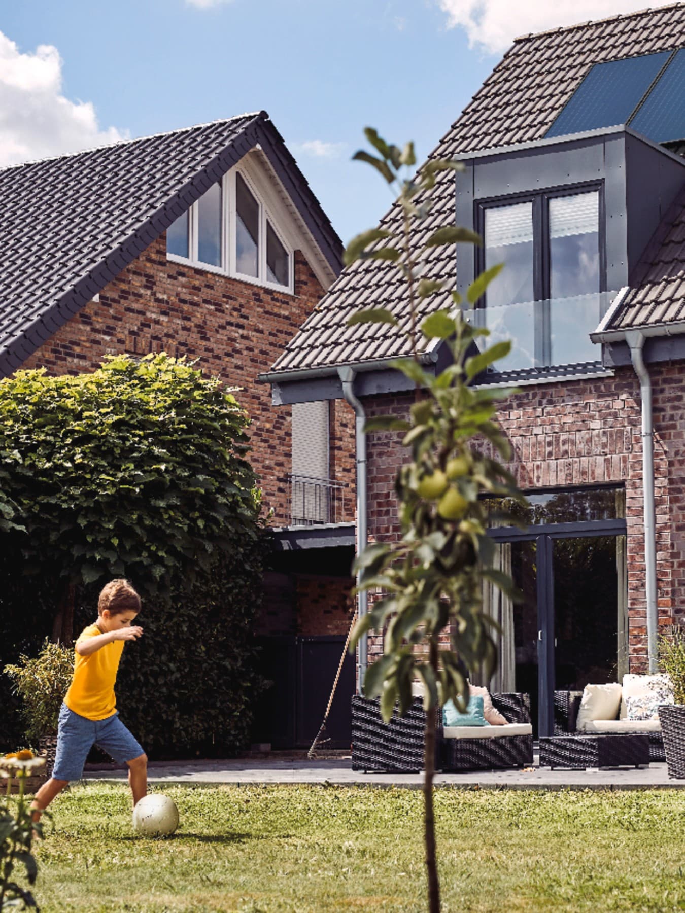 Maison avec panneaux photovoltaïques sur le toit | Vaillant