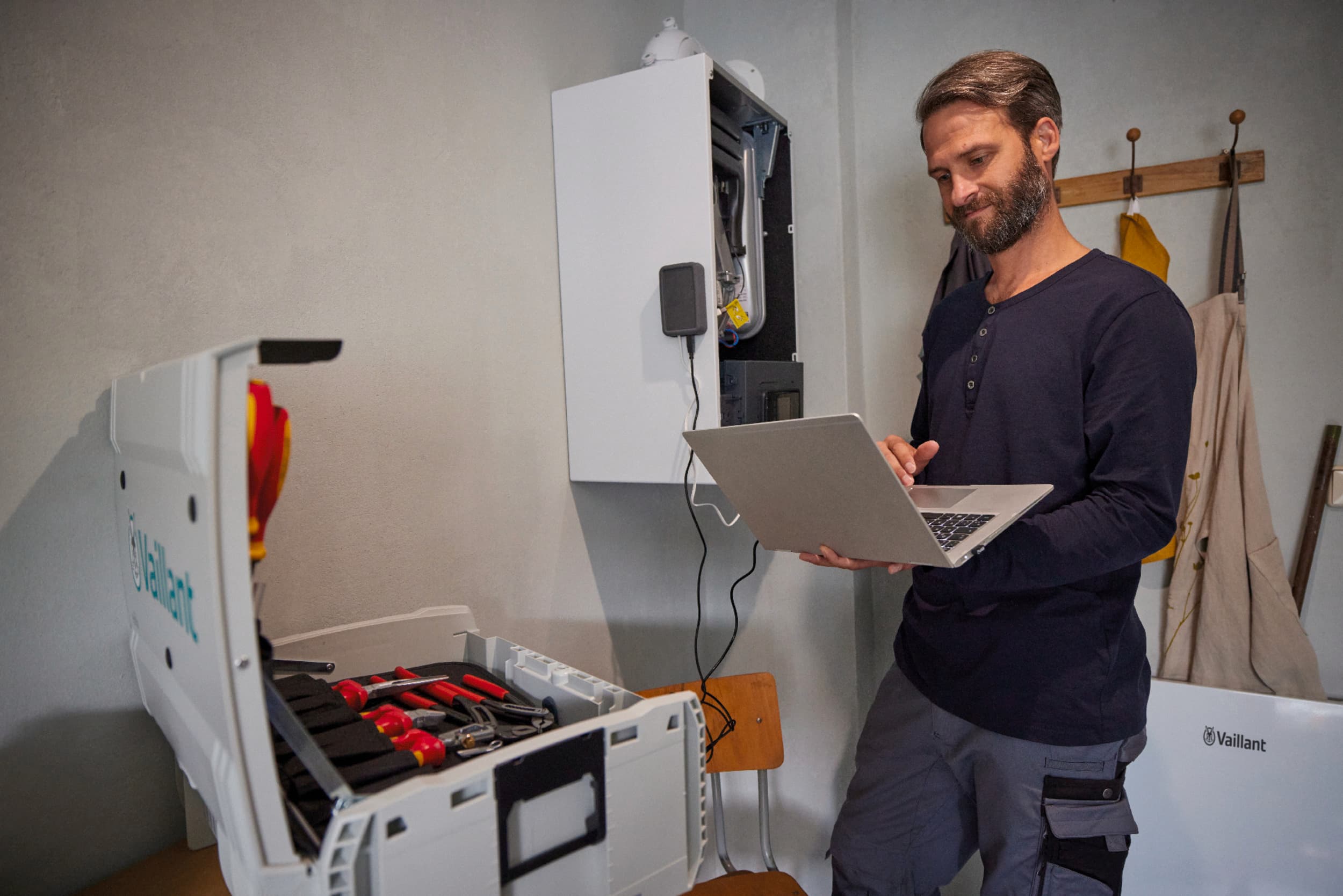 Technicien installant un produit Vaillant