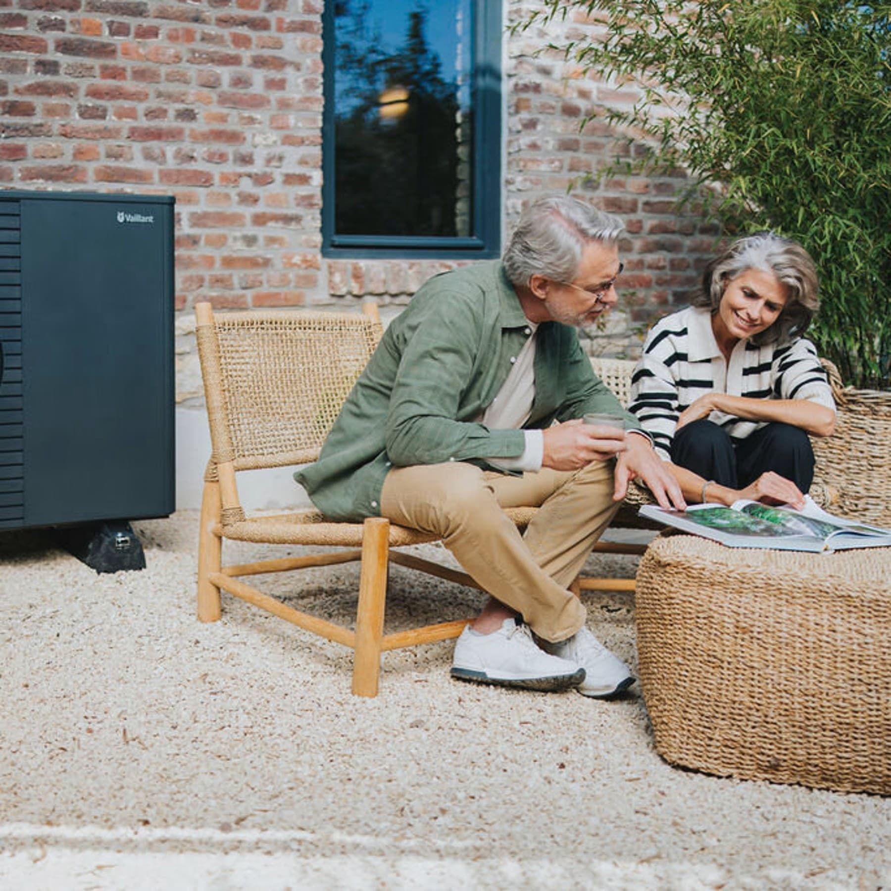 Un couple discute dans leur jardin | Vaillant