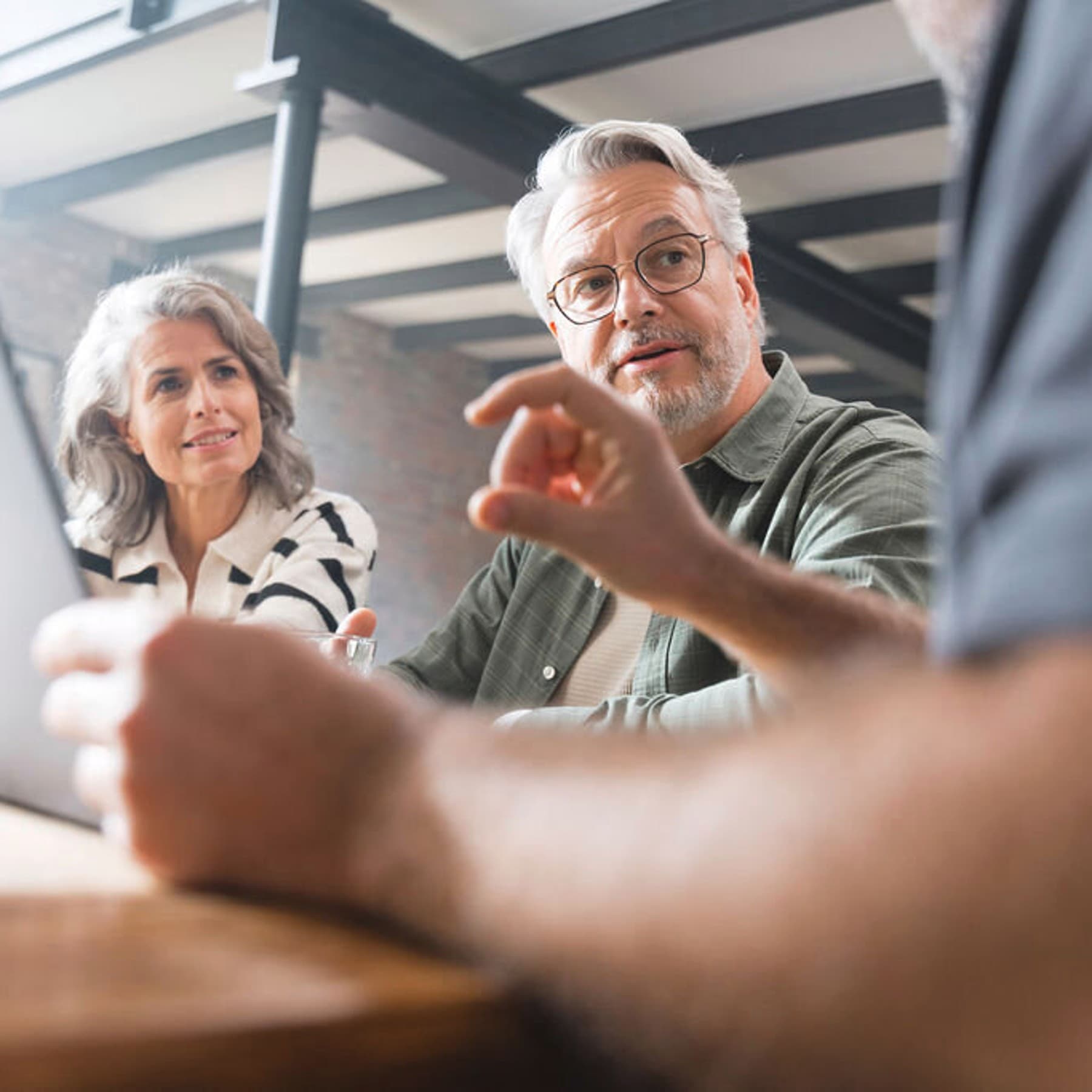 Couple en consultation avec un installateur