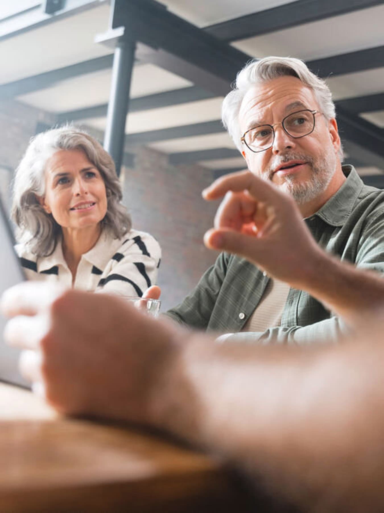 Couple en consultation avec un installateur