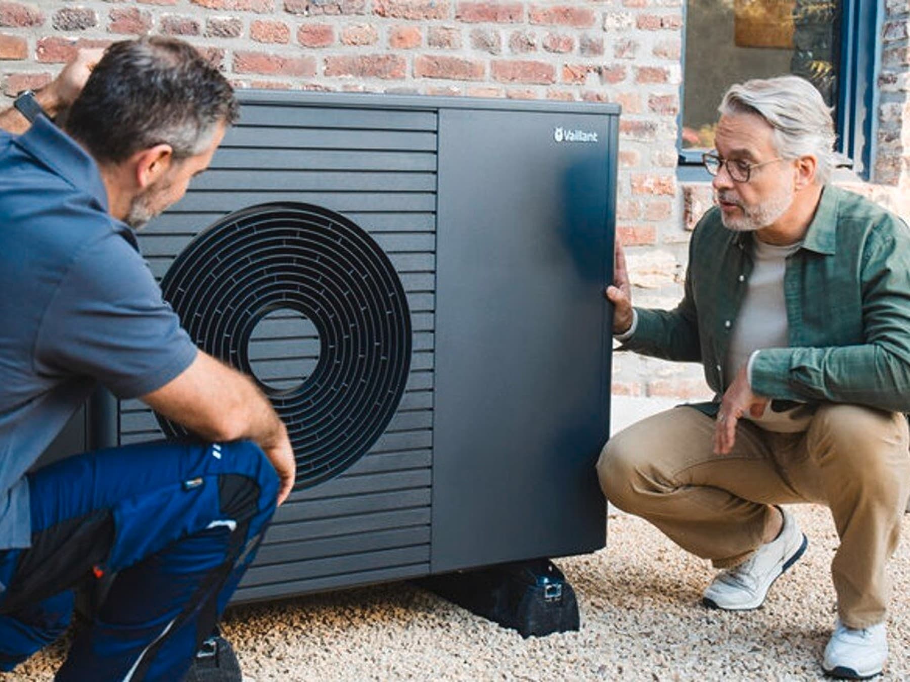Un installateur et un propriétaire d'une maison parle de dimensionnement de pompe à chaleur | Vaillant
