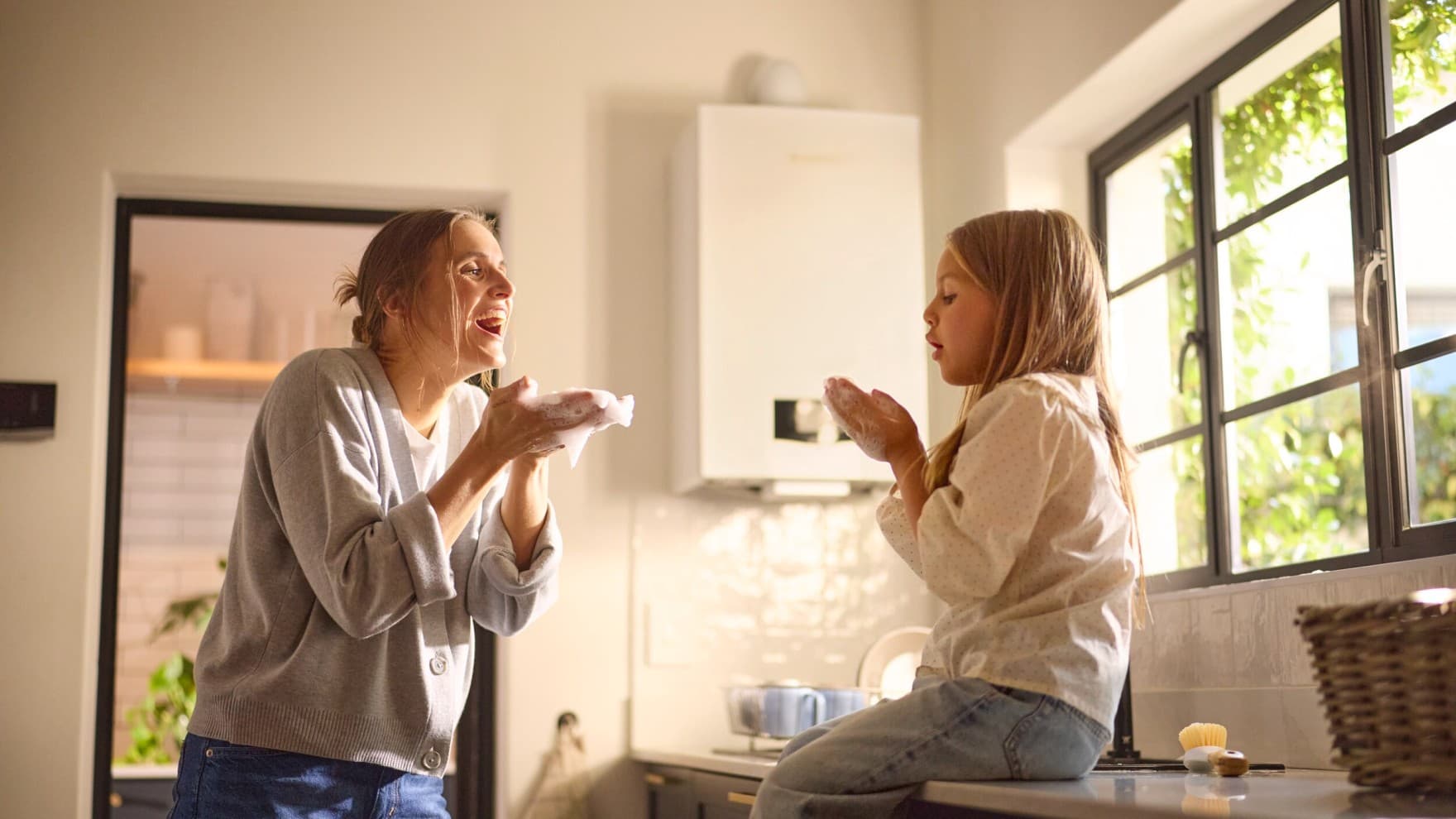 Mère et fille devant une chaudière