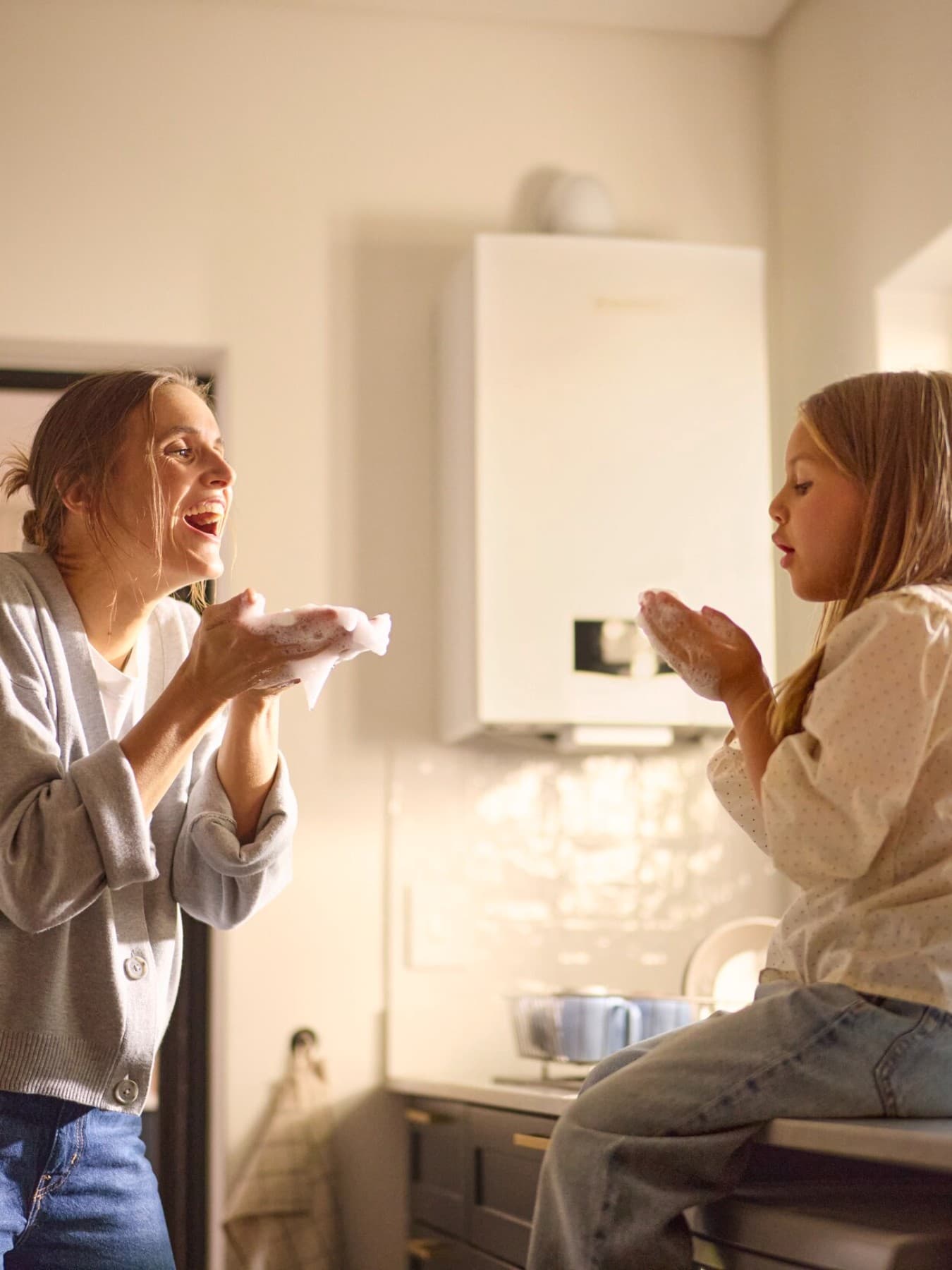 Mère et fille devant une chaudière