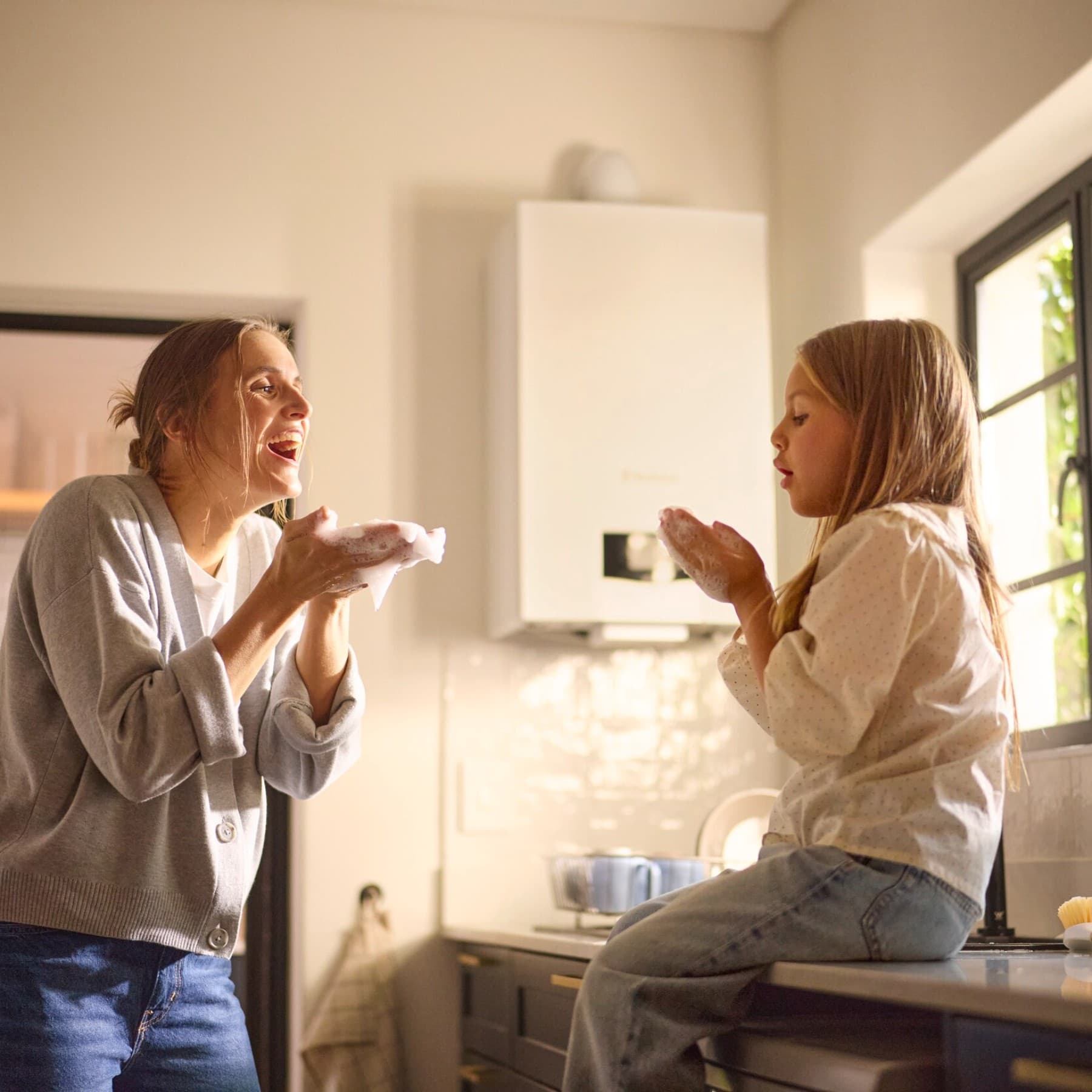 Une mère et sa fille jouent avec des bulles de savon | Vaillant