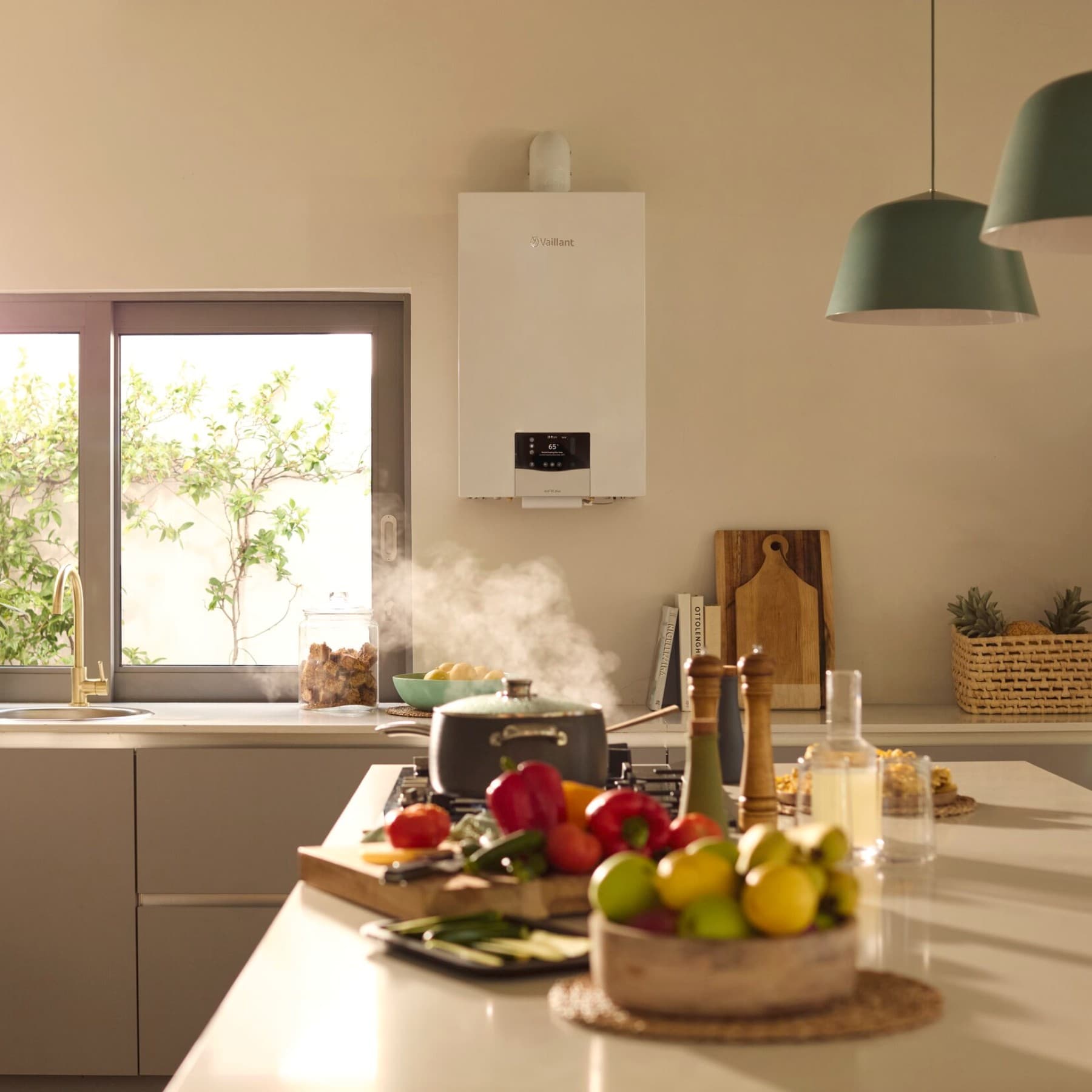 Chaudière à gaz suspendue au mur dans une cuisine | Vaillant