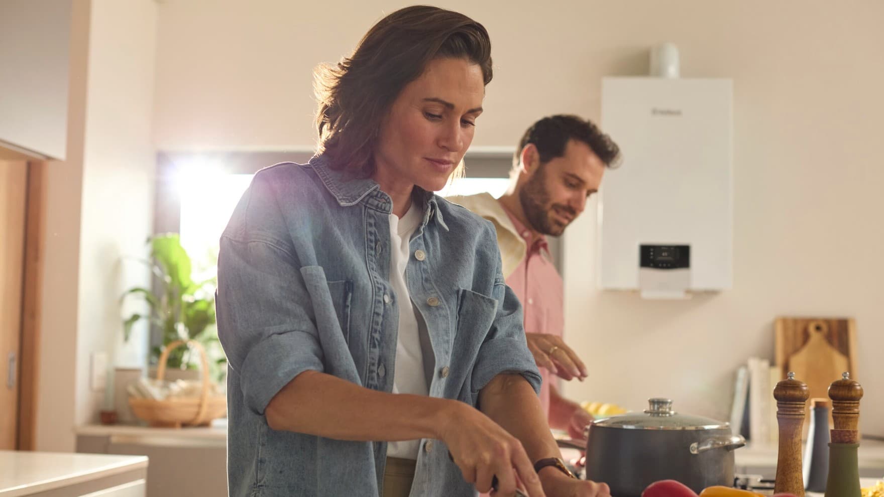 Couple en train de préparer le repas dans leur cuisine