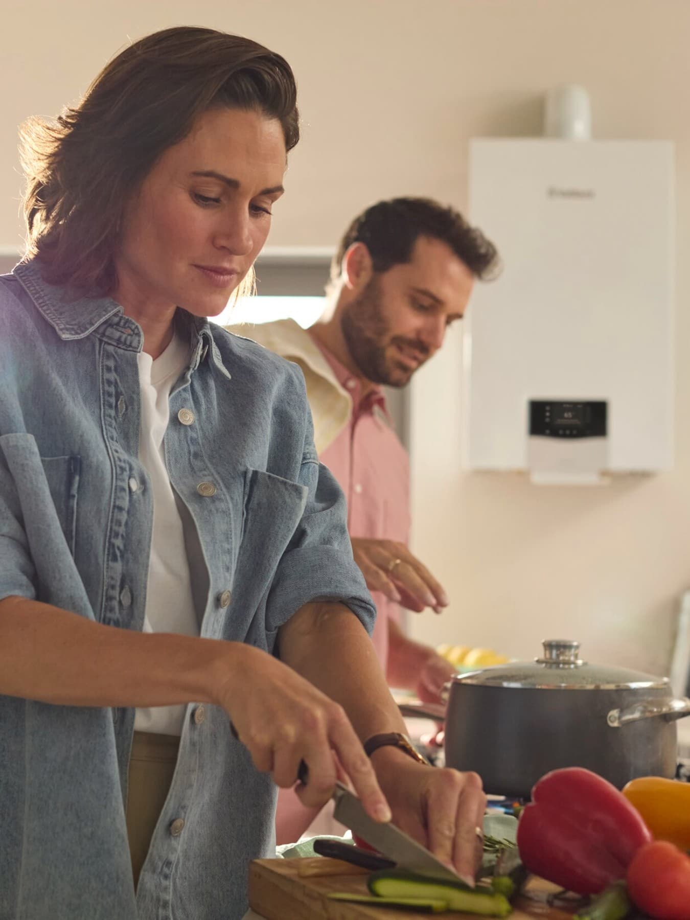 Couple en train de préparer le repas dans leur cuisine