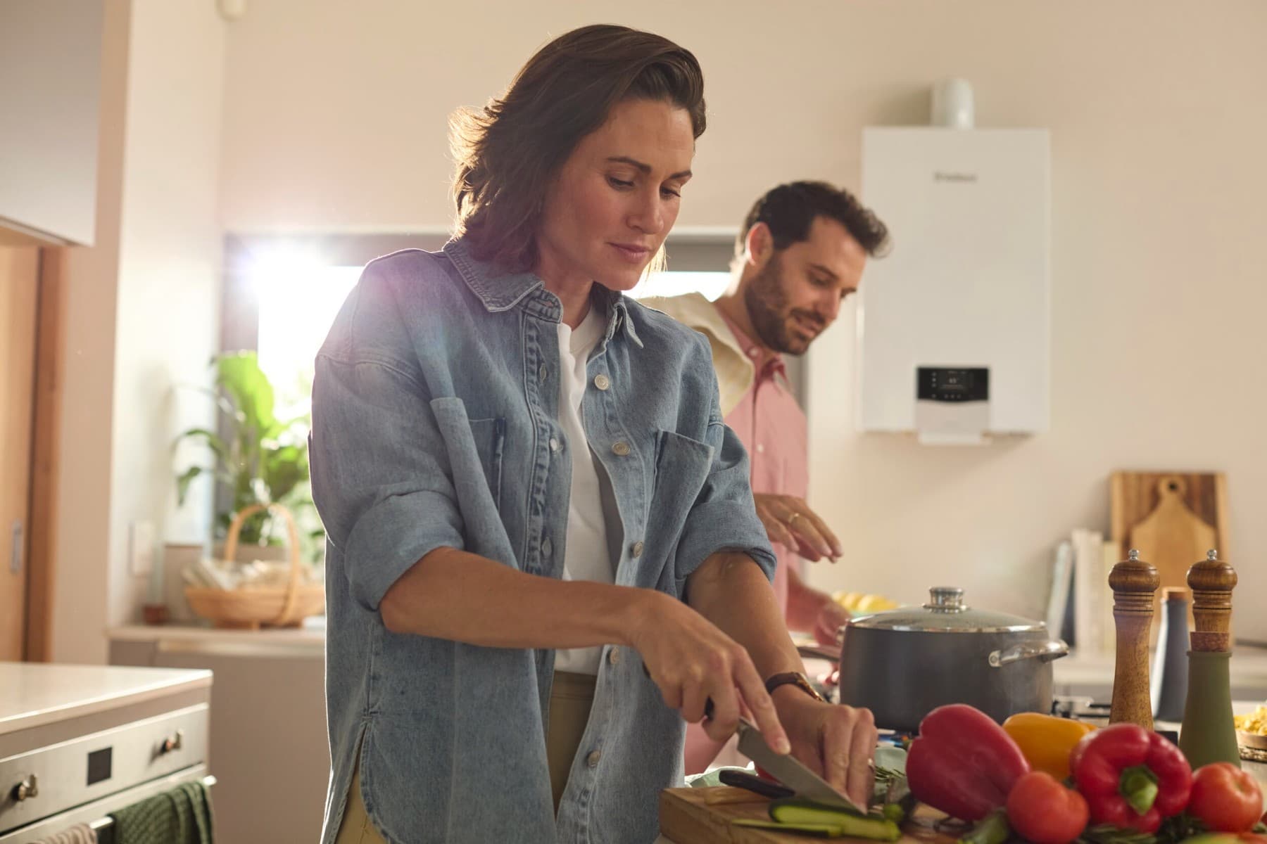 Couple travaillant dans la cuisine | Vaillant