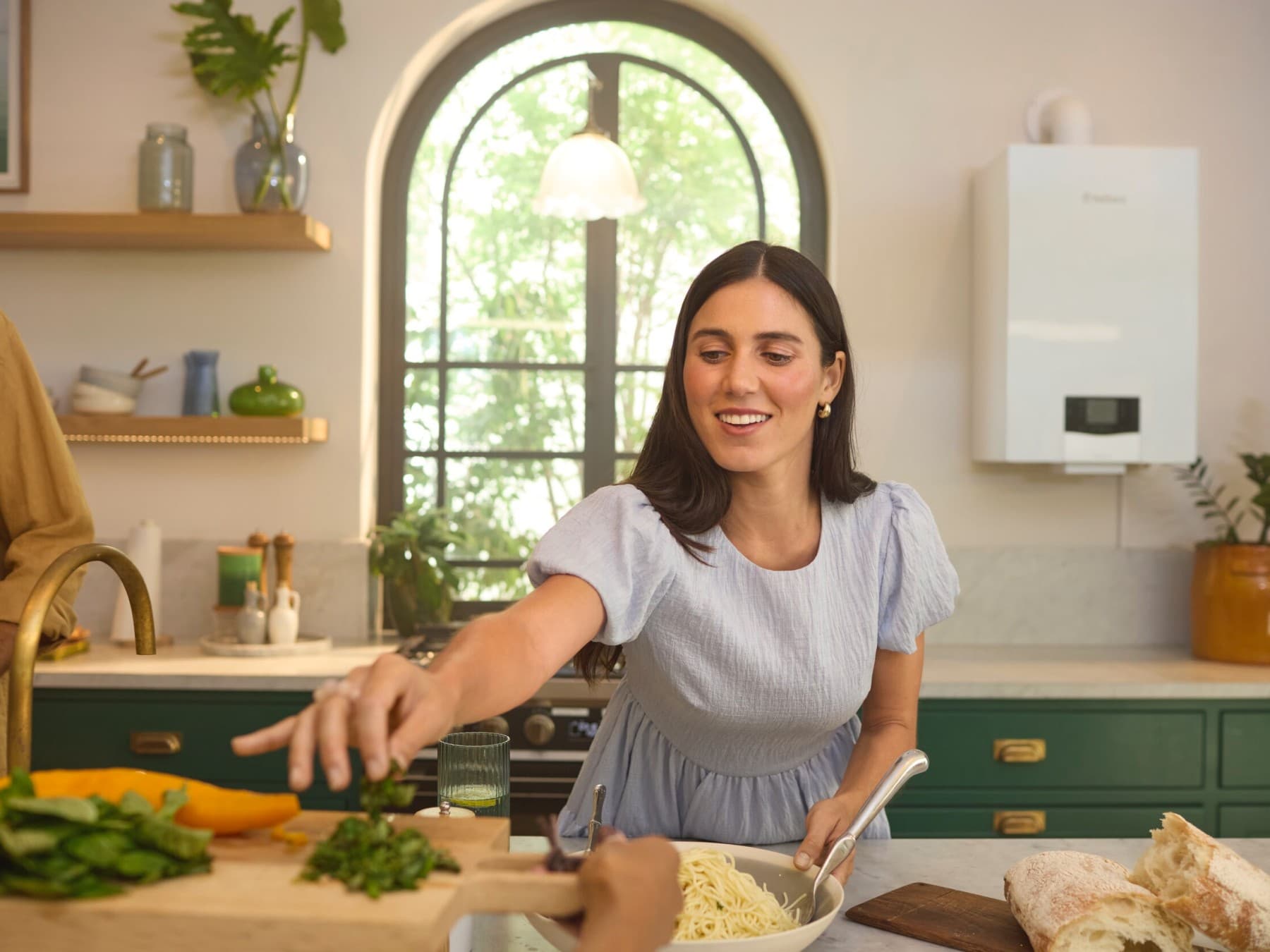 Une jeune femme est dans sa cuisine | Vaillant