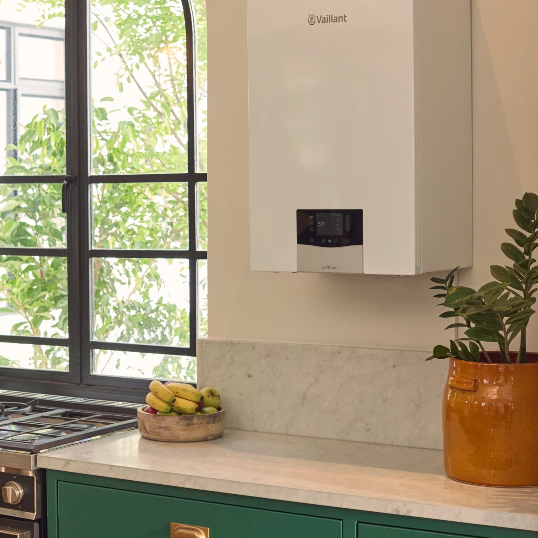 Chaudière murale à condensation au gaz dans la cuisine | Vaillant
