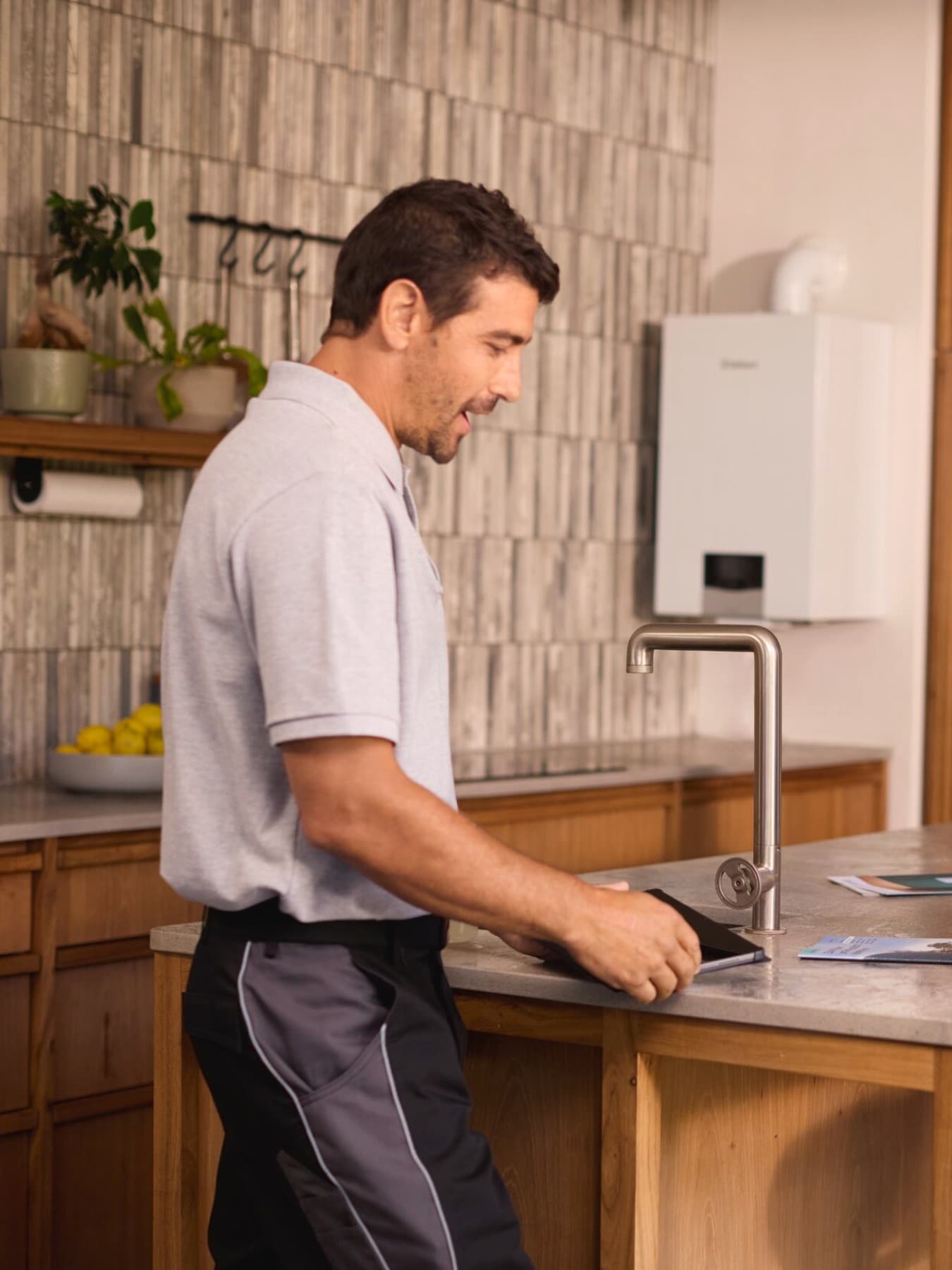 Un installateur pendant la maintenance | Vaillant