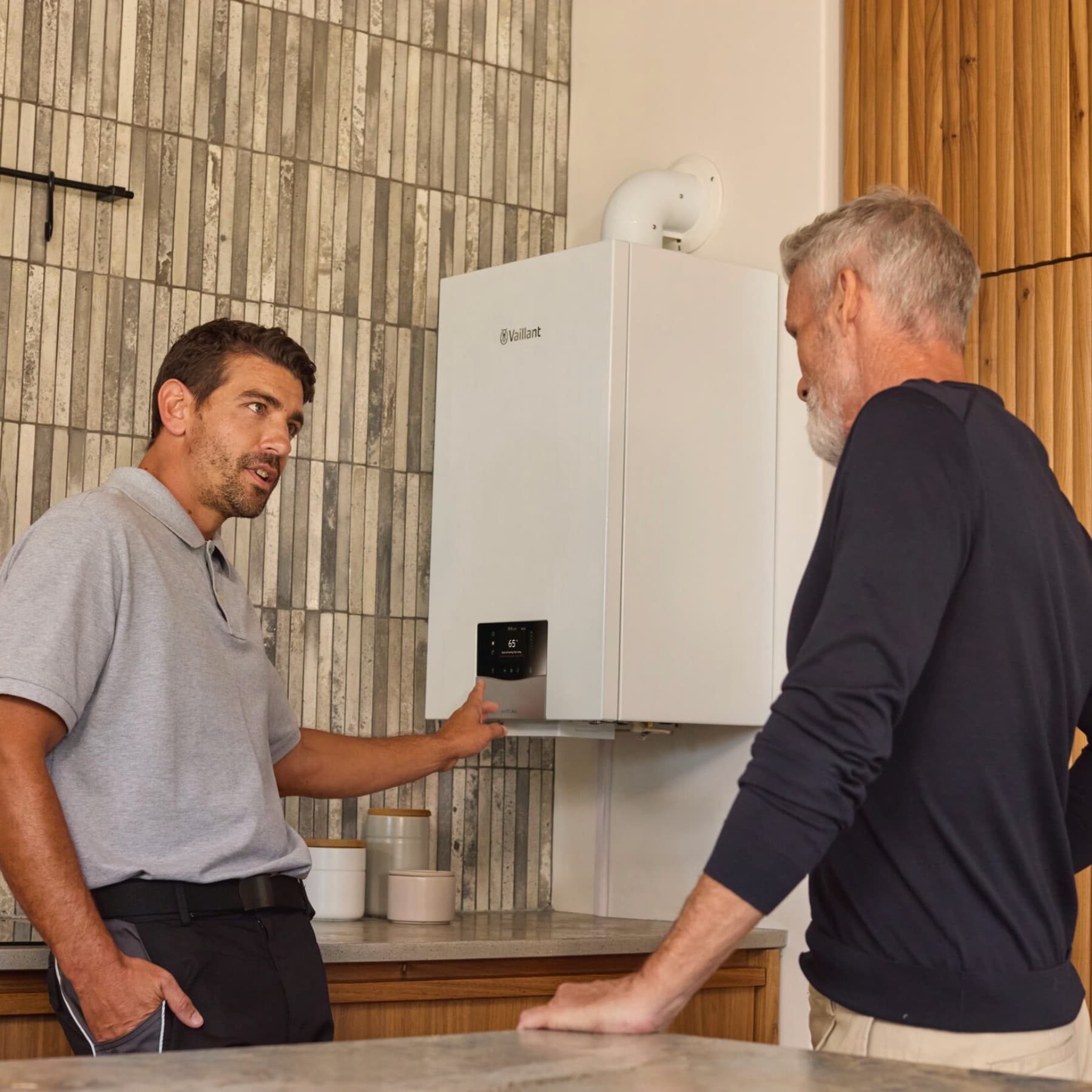 Installateur effectuant des travaux sur la chaudière | Vaillant