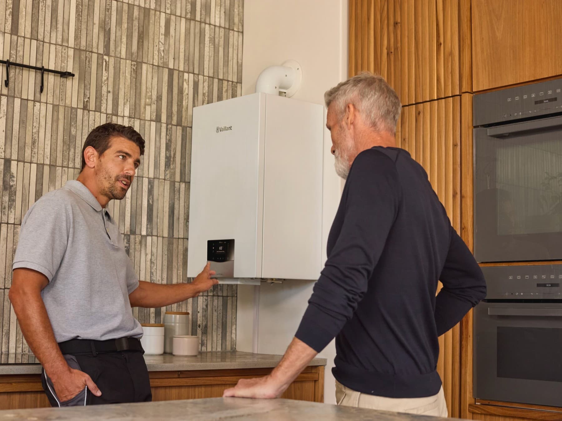 Installateur effectuant des travaux sur la chaudière | Vaillant