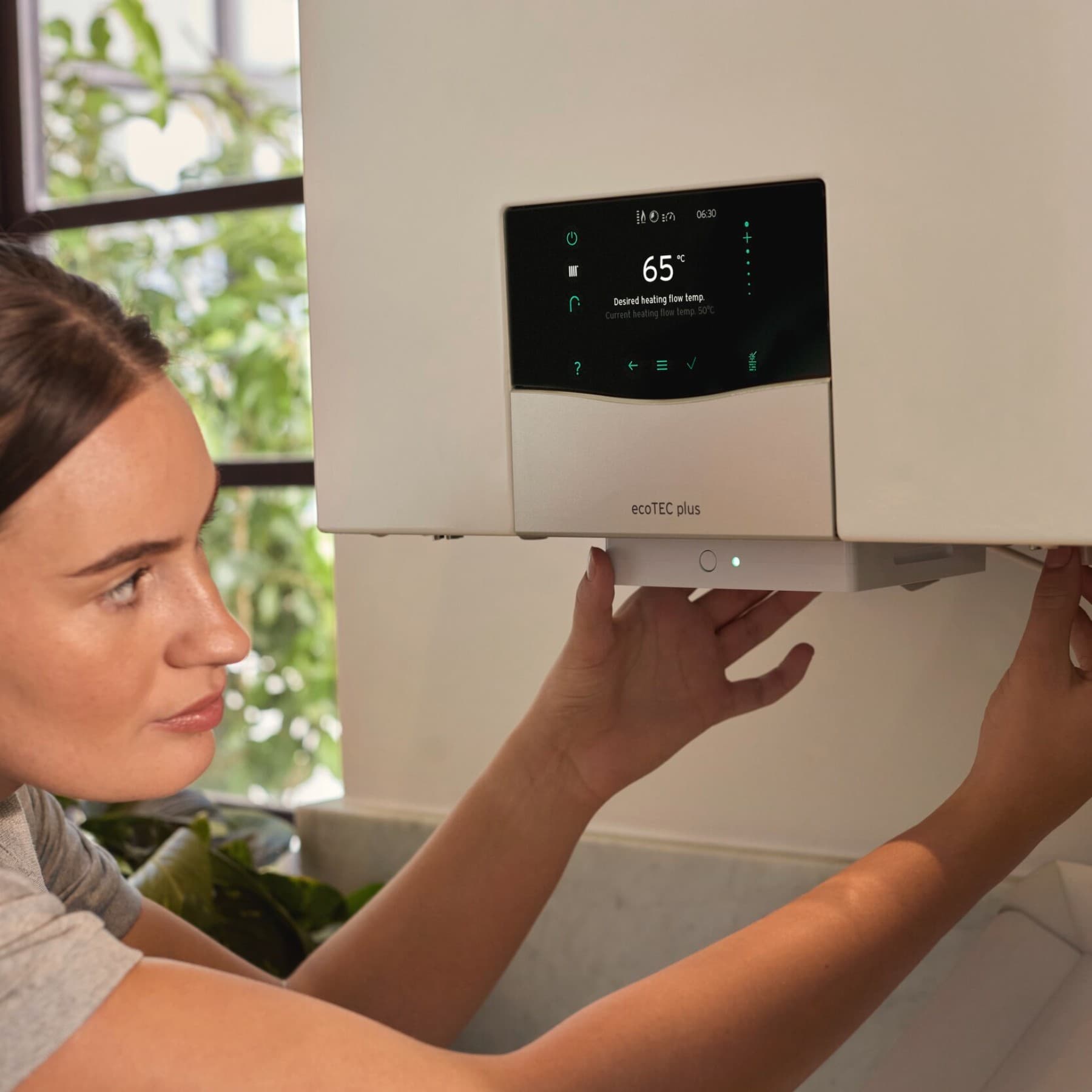 Une chauffagiste finit l'installation d'une chaudière ecoTEC plus | Vaillant