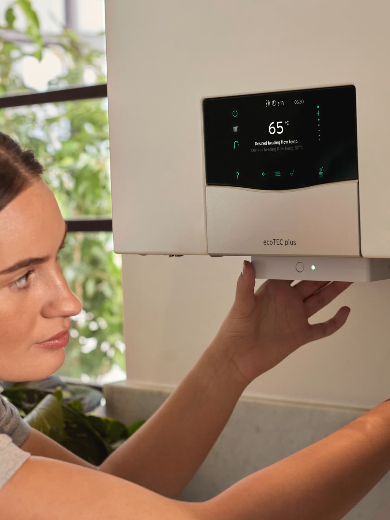 Une chauffagiste finit l'installation d'une chaudière ecoTEC plus | Vaillant