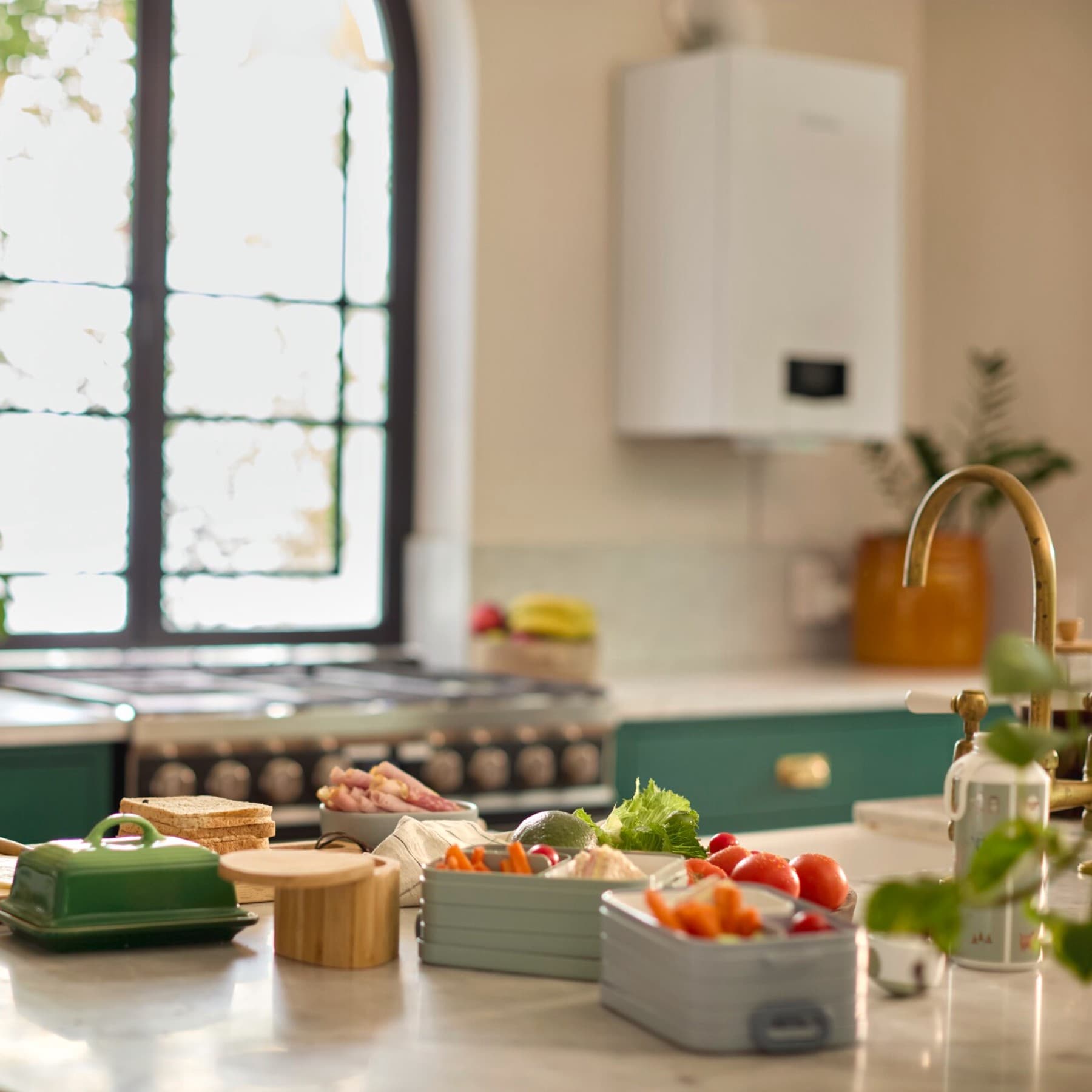 Une cuisine avec une chaudière installée au mur | Vaillant