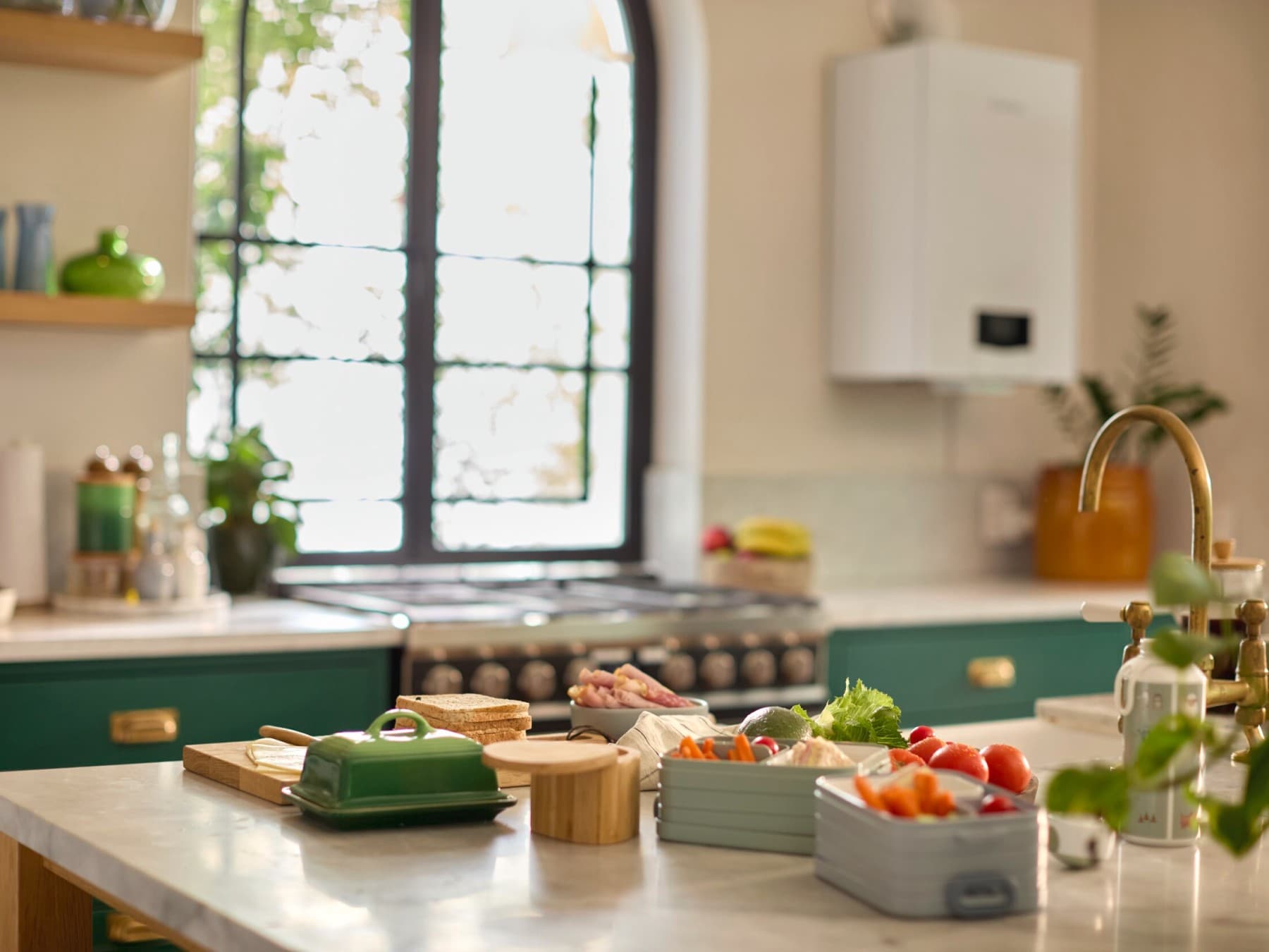 Une cuisine avec une chaudière installée au mur | Vaillant