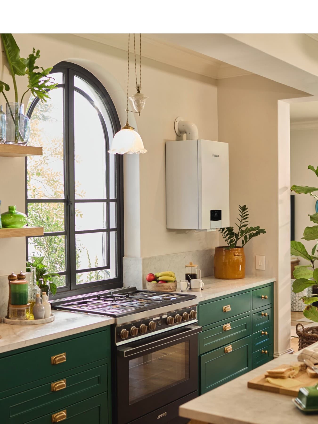 Une chaudière gaz installée dans une cuisine avec son conduit d'évacuation | Vaillant