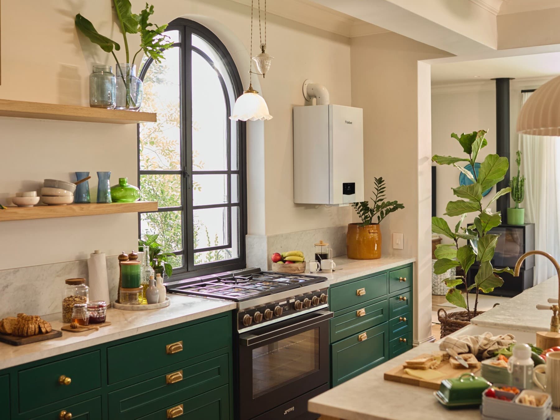 Une chaudière gaz installée dans une cuisine avec son conduit d'évacuation | Vaillant
