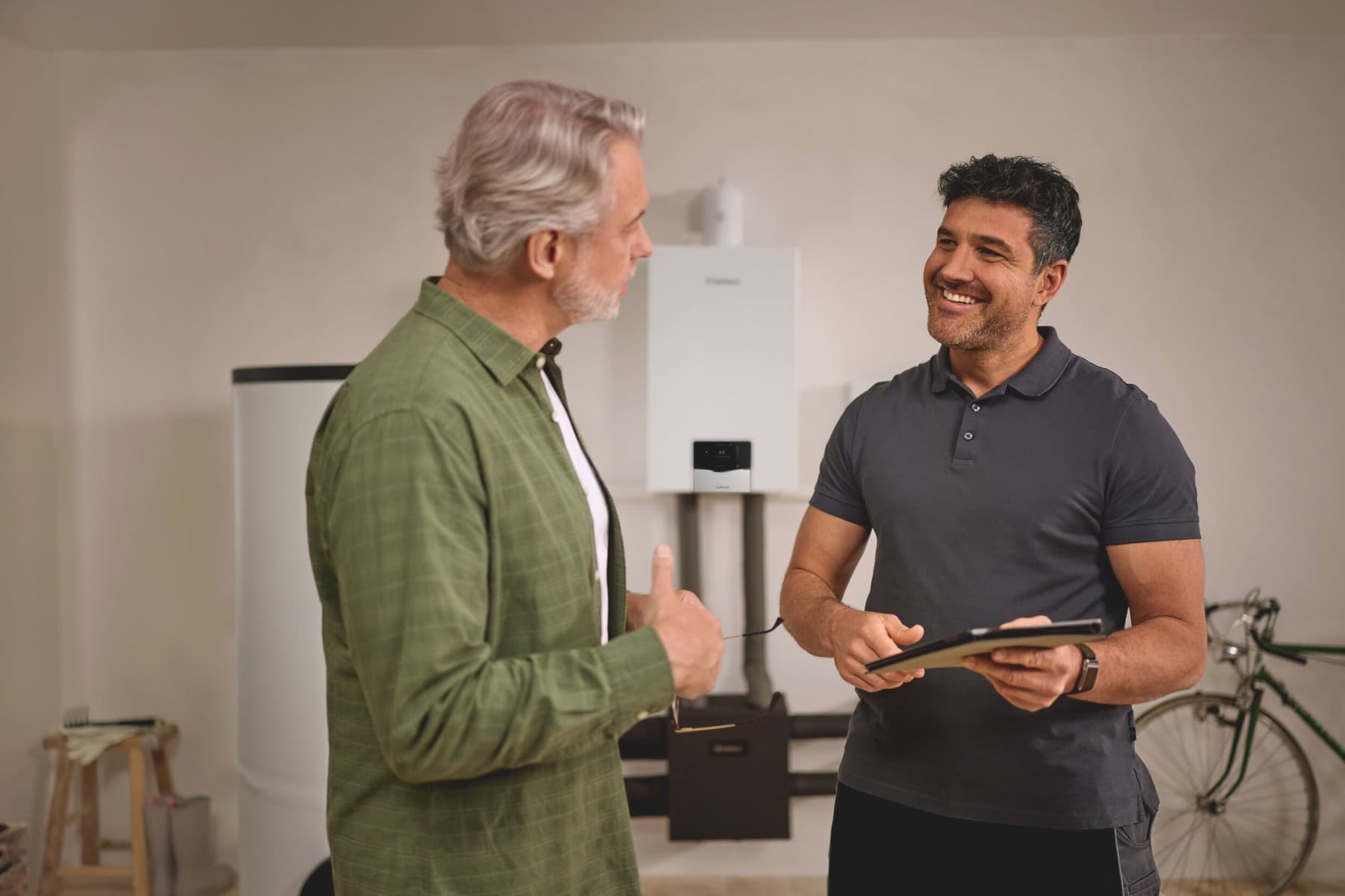 Un installateur et un client parlent de rénovation énergétique | Vaillant