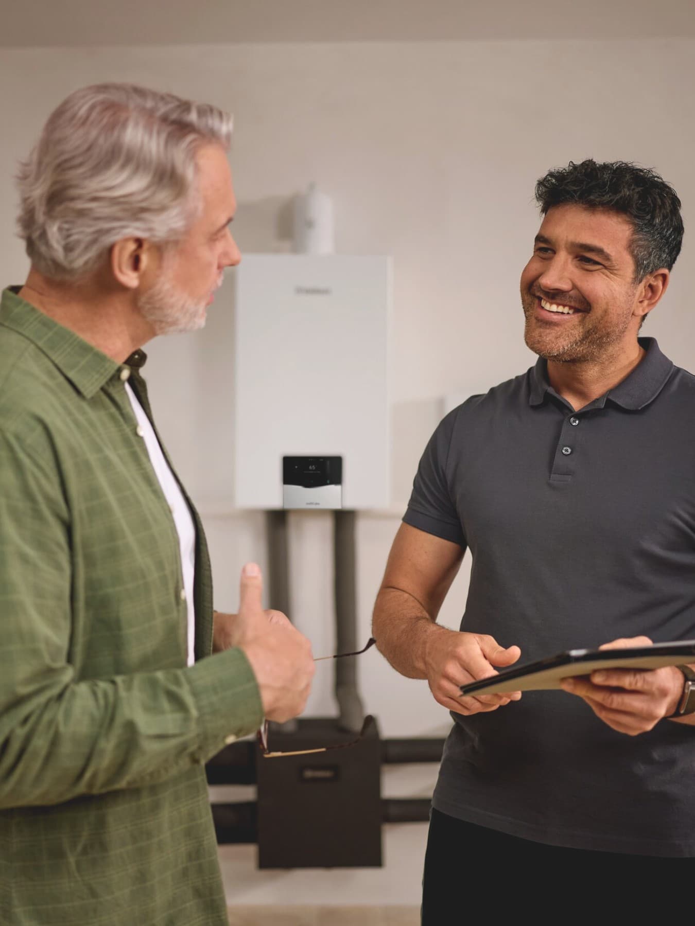 Un installateur et un client parlent de rénovation énergétique | Vaillant