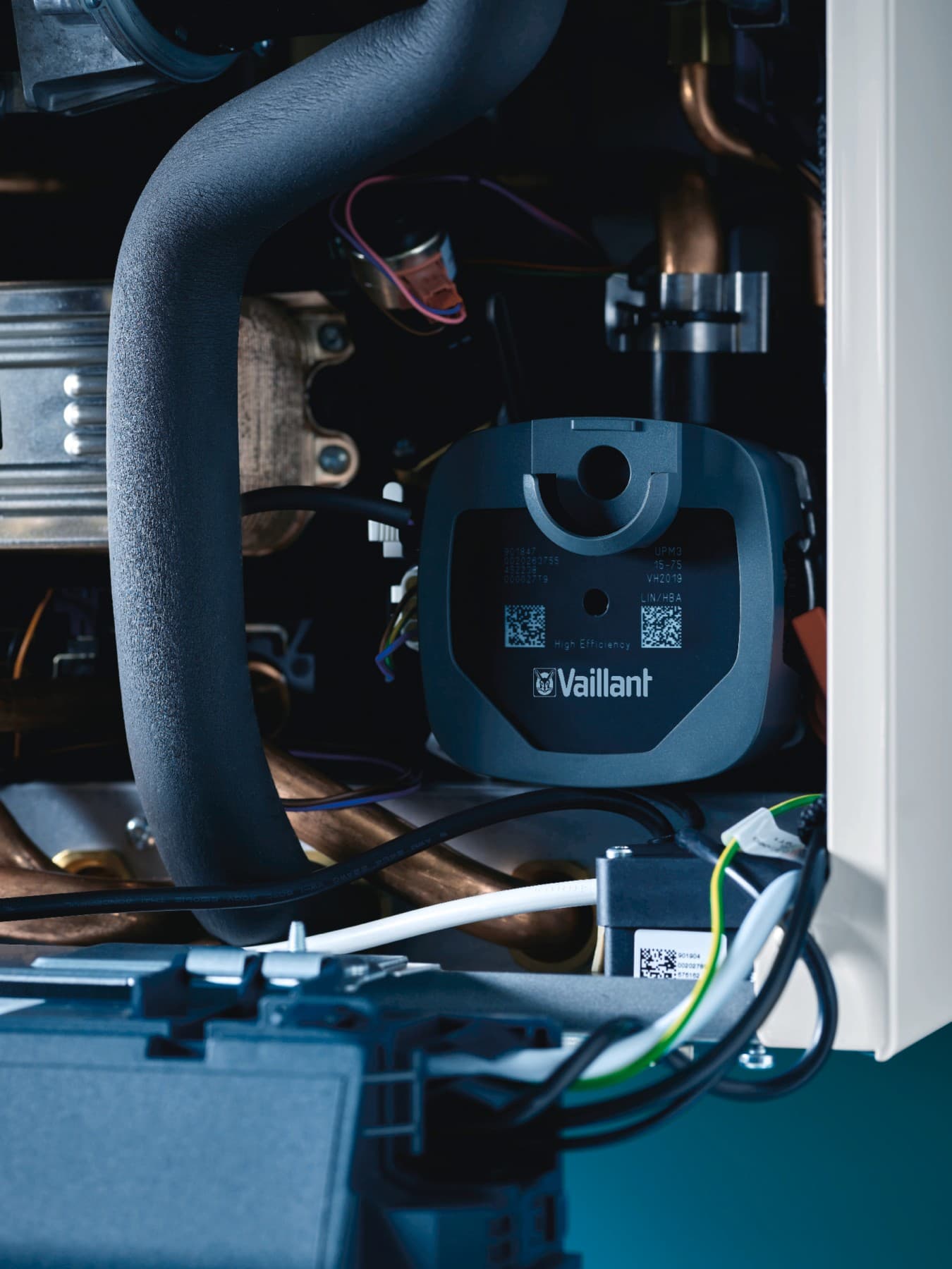 Zoom sur l'intérieur d'une chaudière gaz avec son bloc électrique | Vaillant