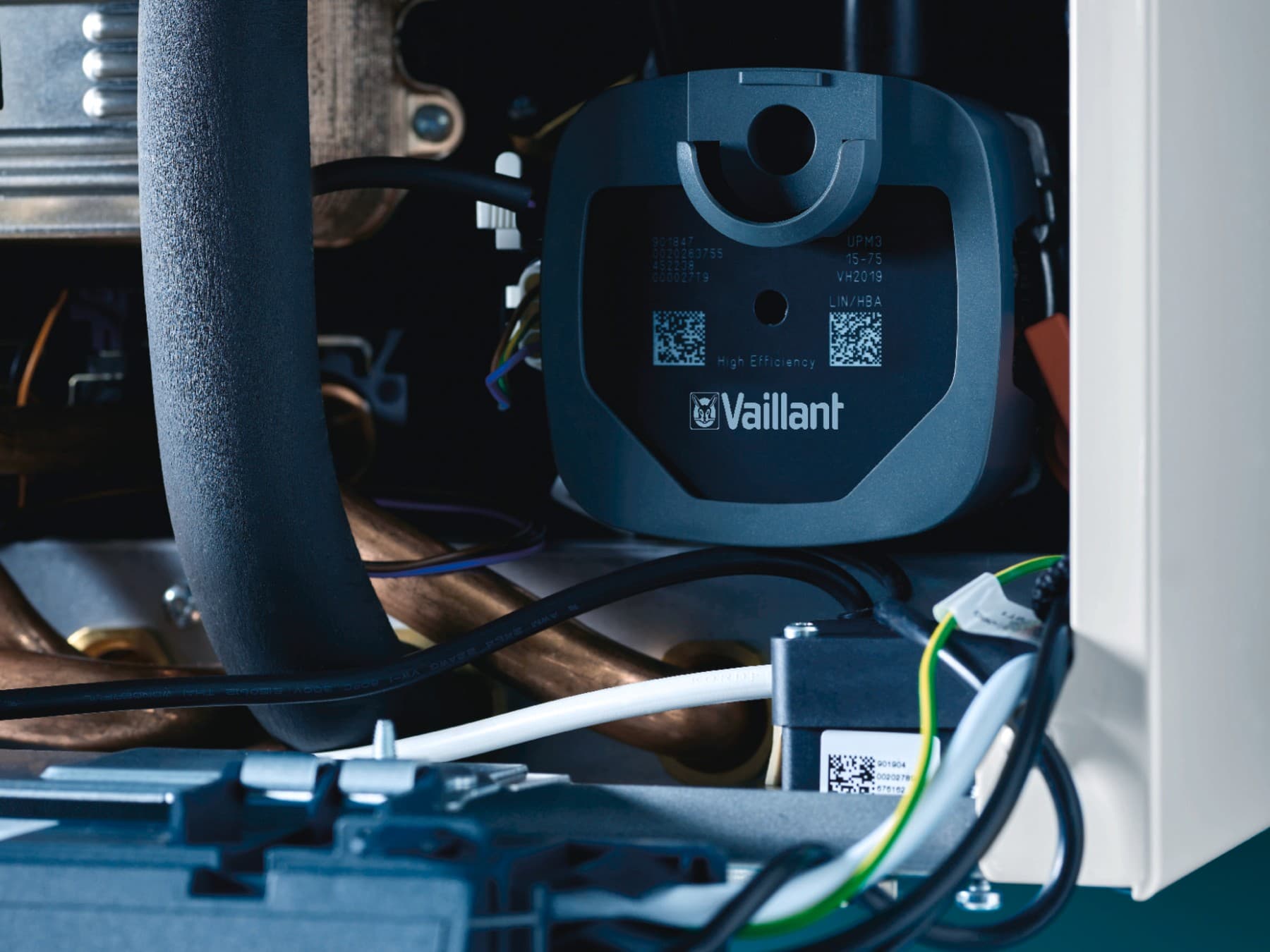 Zoom sur l'intérieur d'une chaudière gaz avec son bloc électrique | Vaillant
