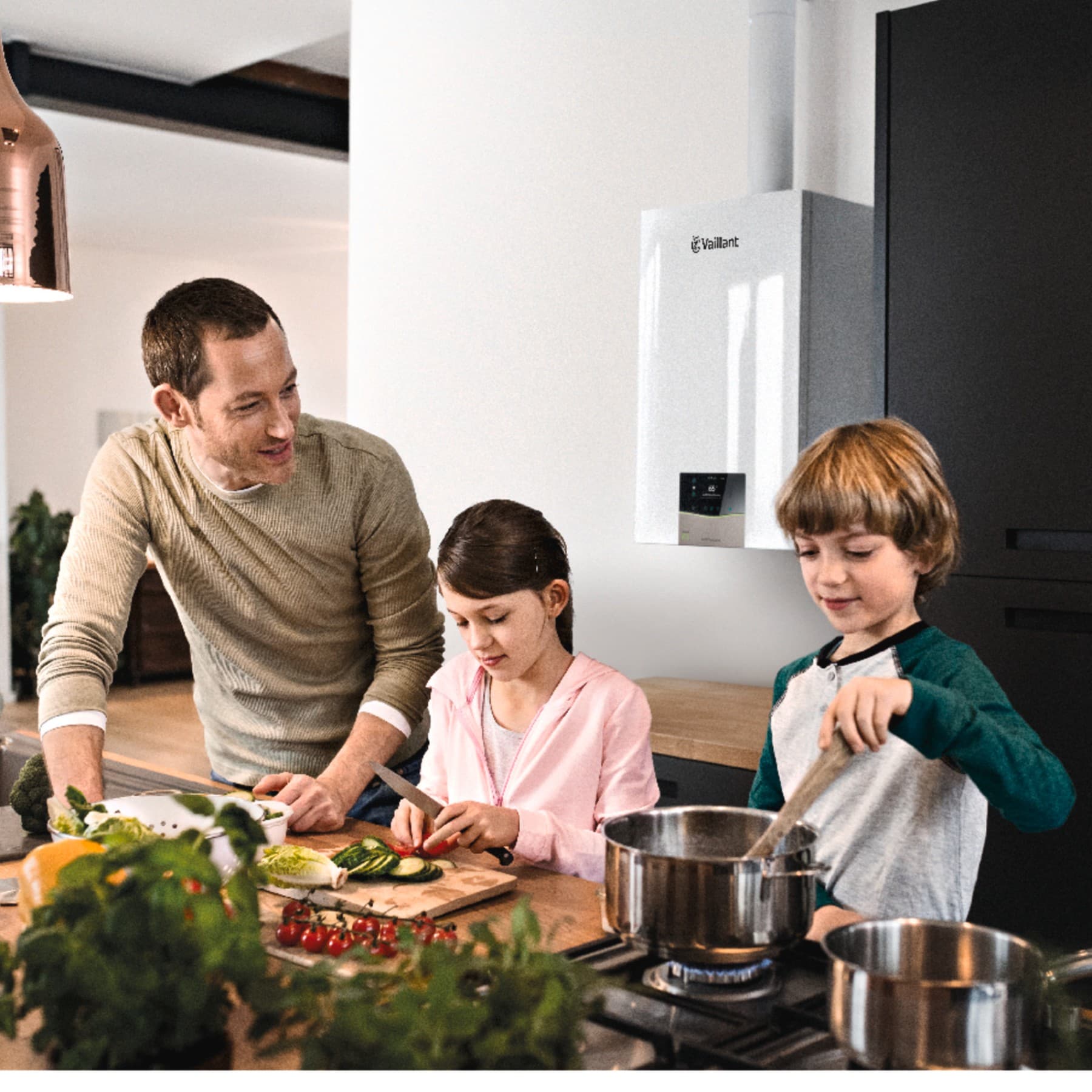 Un père et ses deux enfants font la cuisine | Vaillant