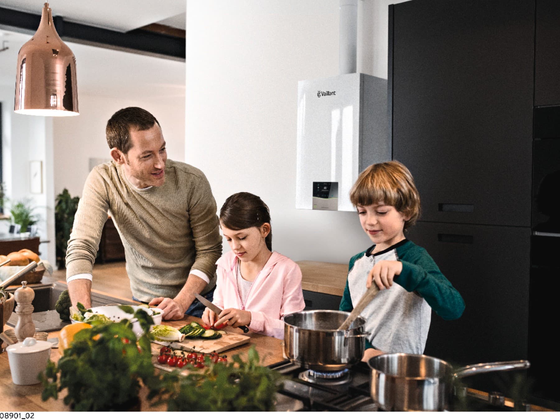 Un père et ses deux enfants font la cuisine | Vaillant