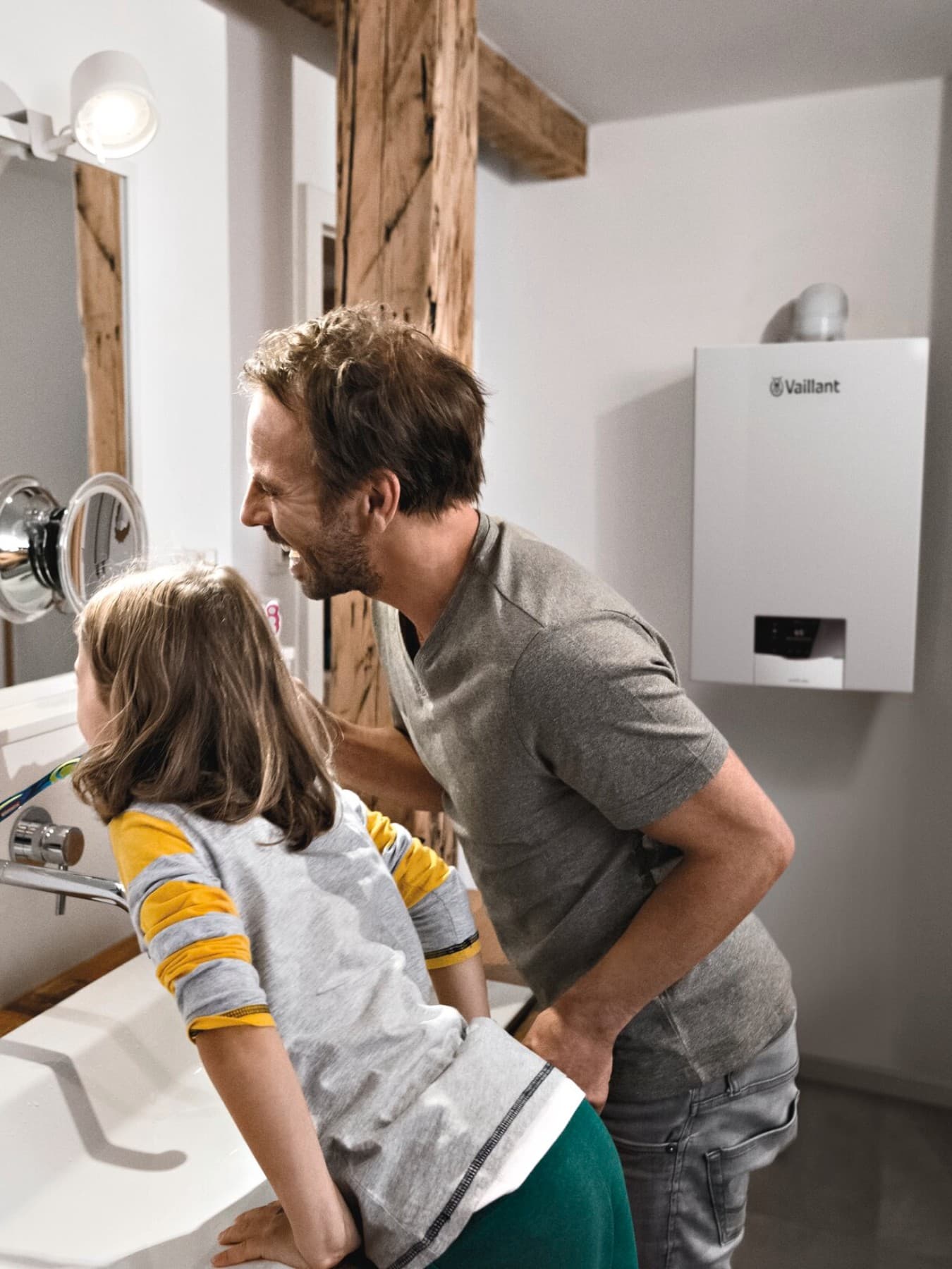 Un père et sa fille se lavent les dents