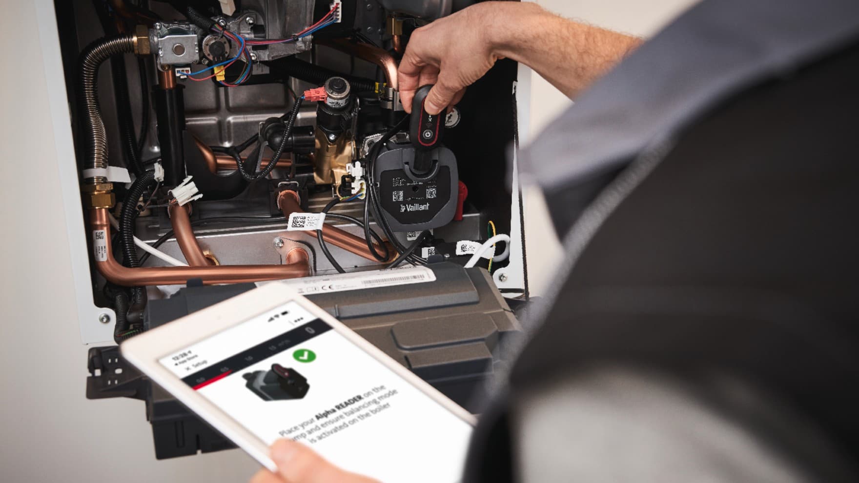 Installateur faisant un équilibrage des radiateurs | Vaillant
