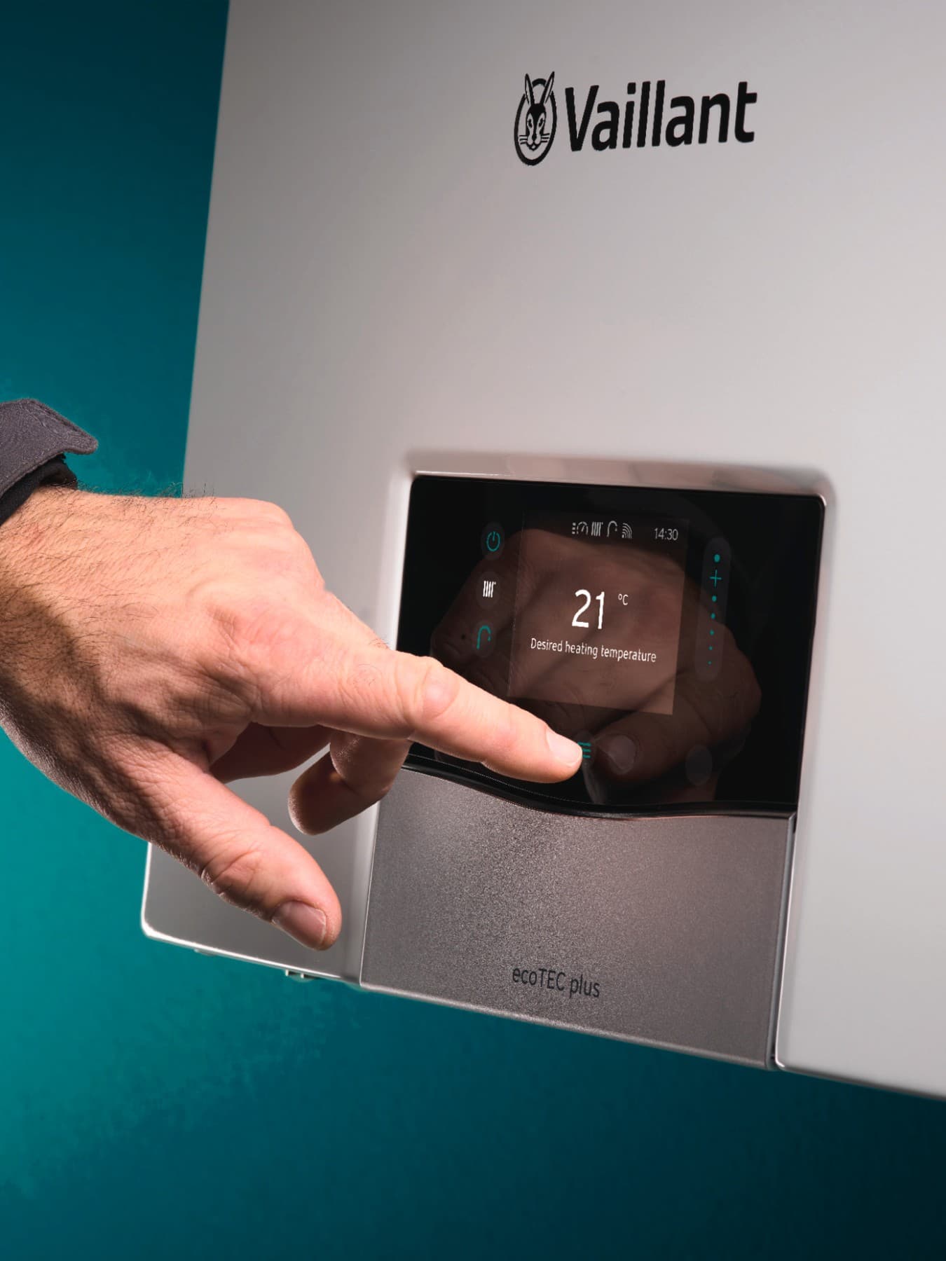 Une main d'homme règle une chaudière ecoTEC plus | Vaillant
