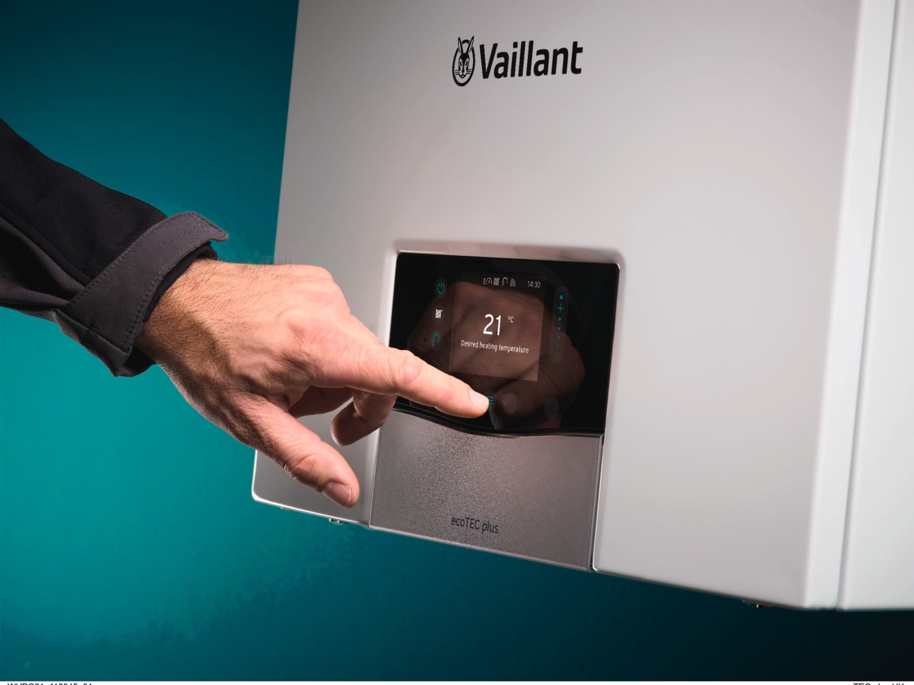 Une main d'homme règle une chaudière ecoTEC plus | Vaillant