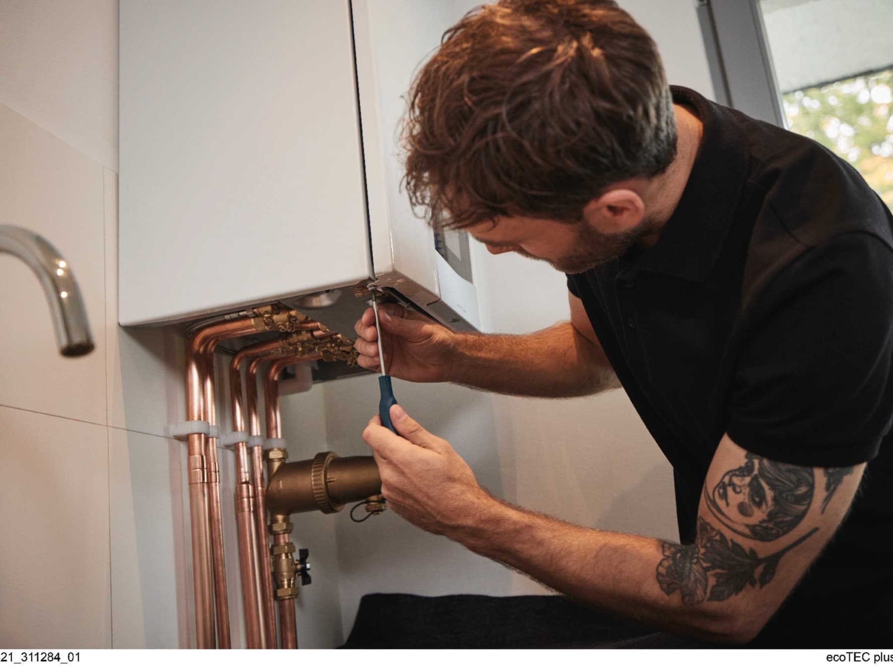 Installateur travaillant sur une chaudière gaz | Vaillant