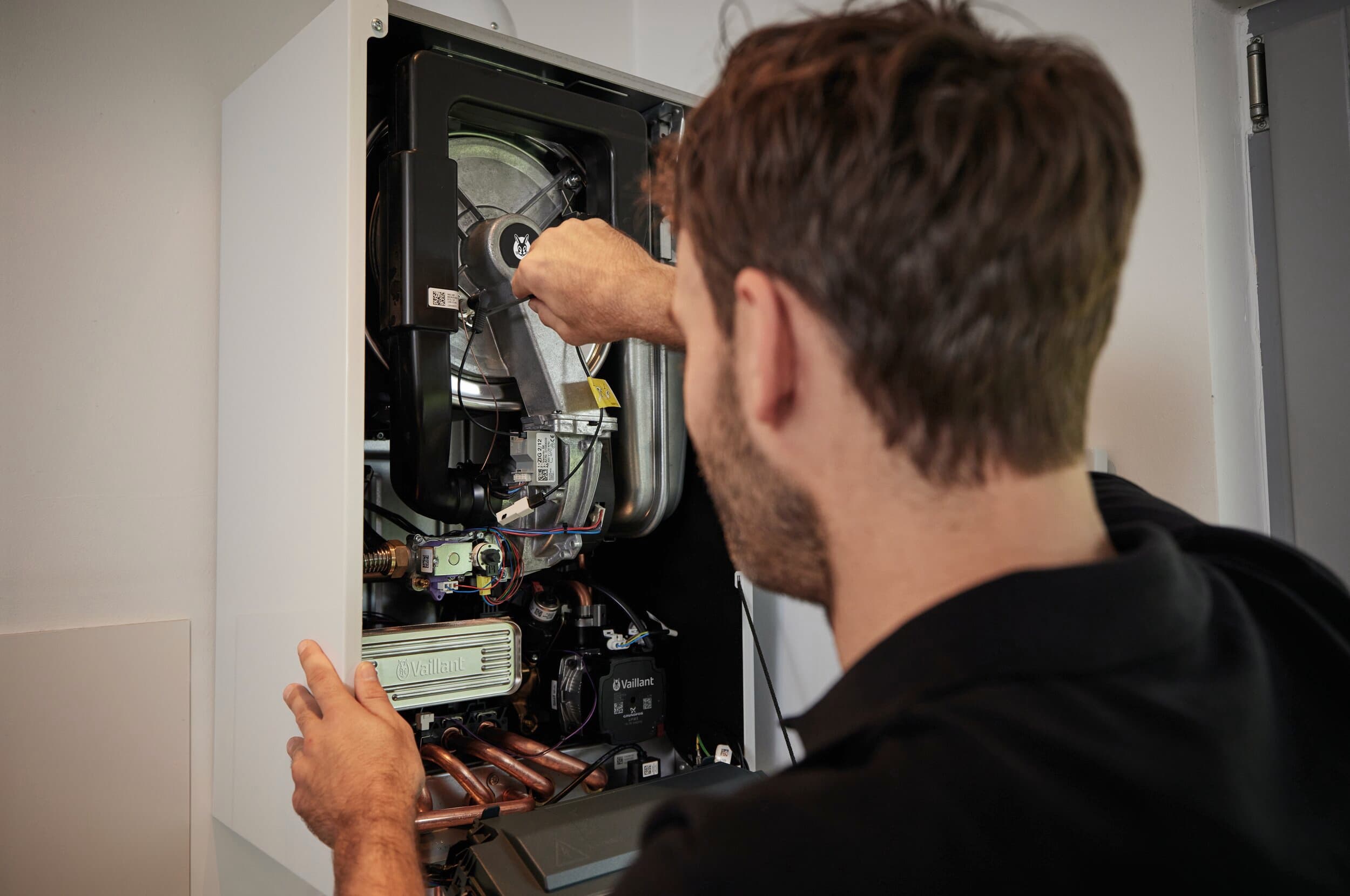 Technicien installant ecoTEC pro | Vaillant