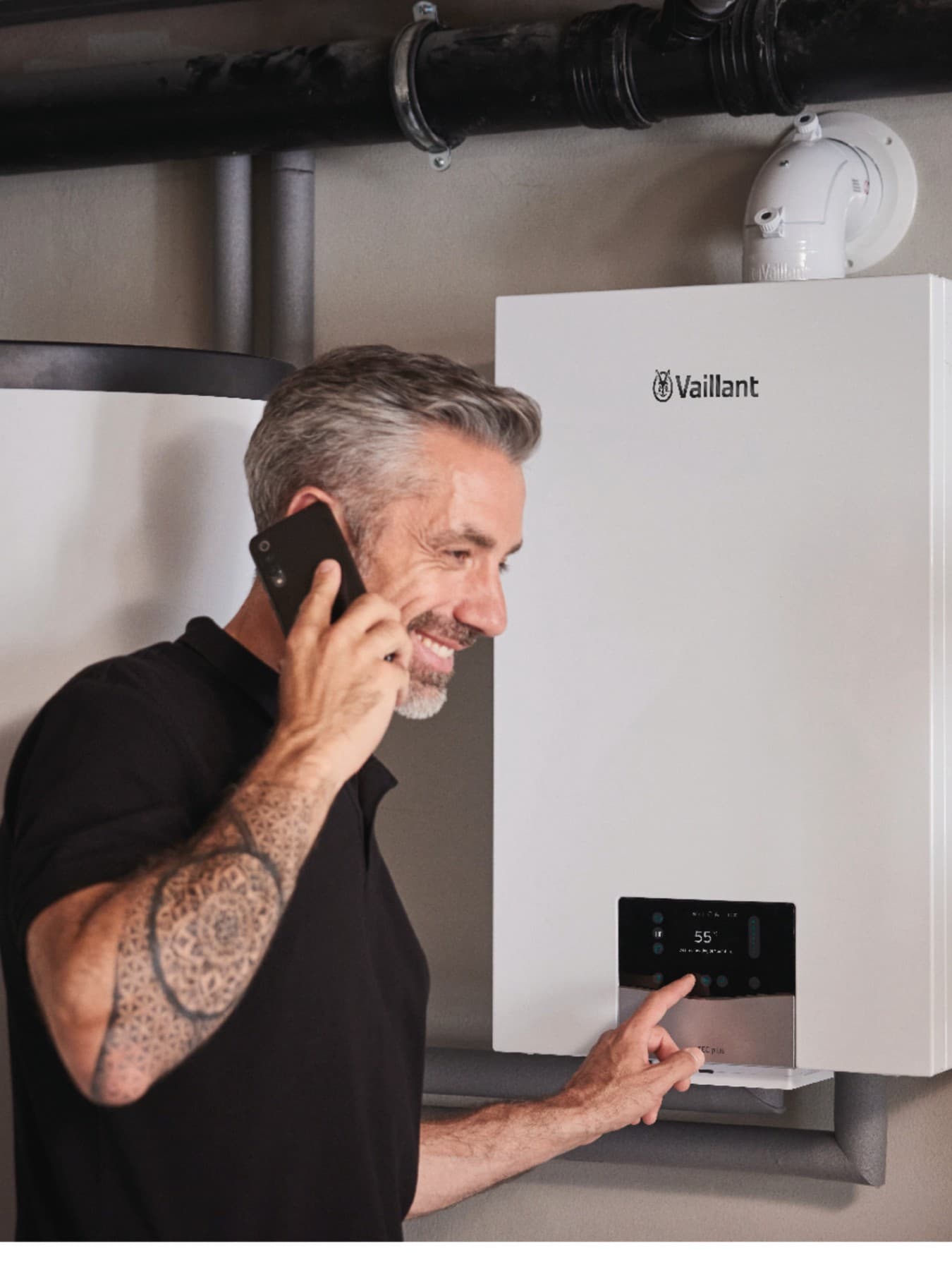 Installateur travaillant sur une chaudière pour la maintenance | Vaillant